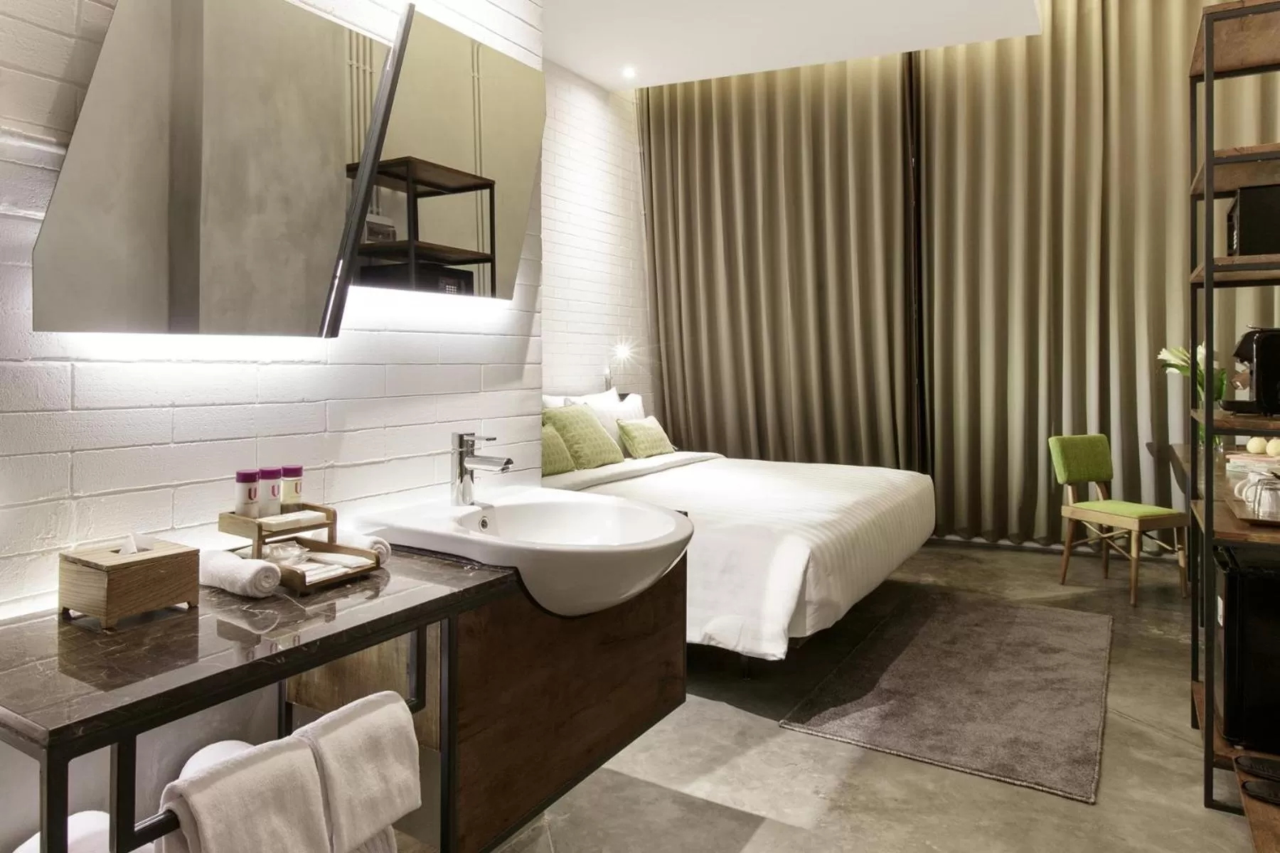 Photo of the whole room, Bed in Janevalla Bandung