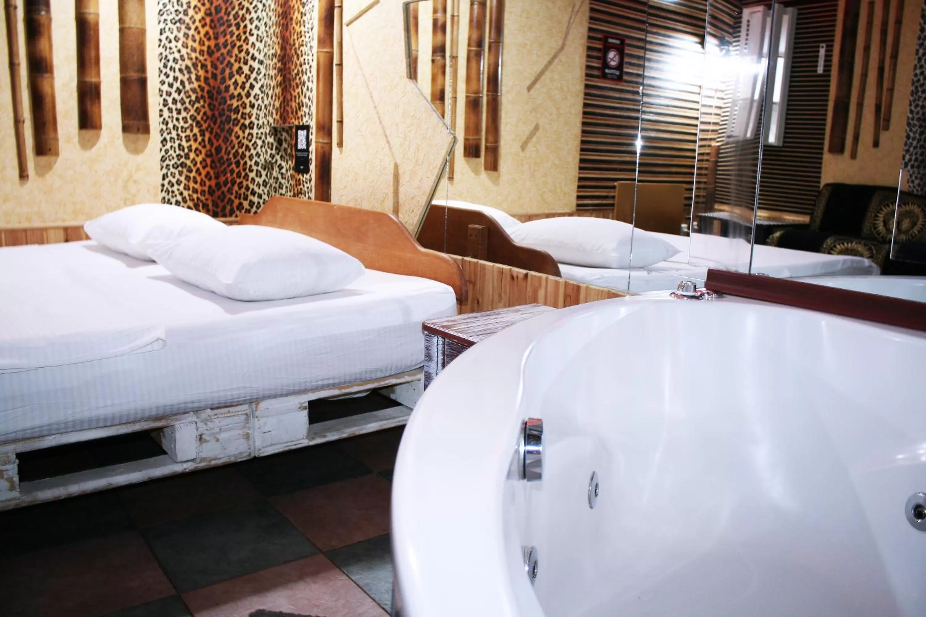 Queen Suite with Spa Bath - single occupancy in MAMBA HOTEL - готель в укритті