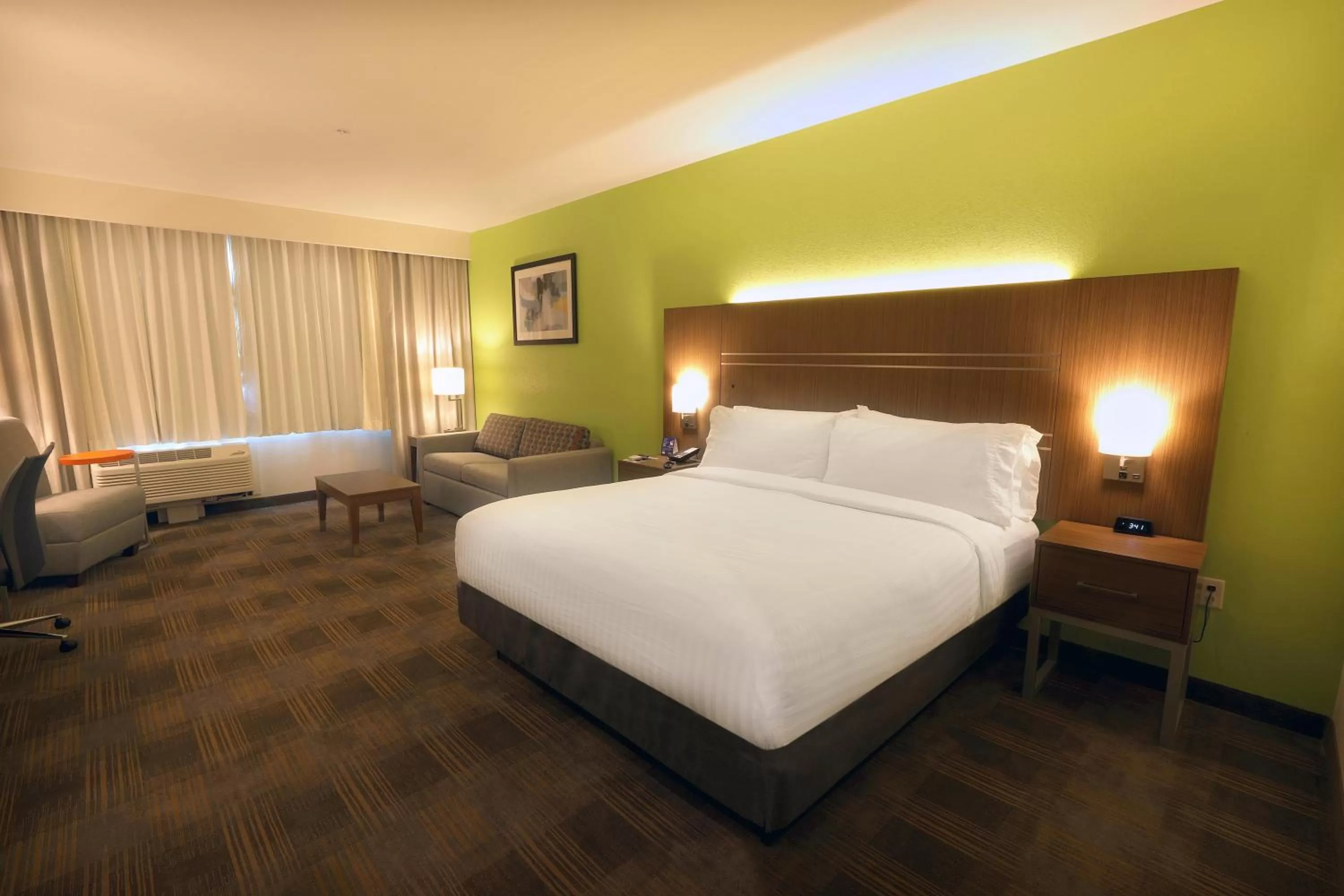 Photo of the whole room, Bed in Holiday Inn Express & Suites - Dripping Springs - Austin Area by IHG
