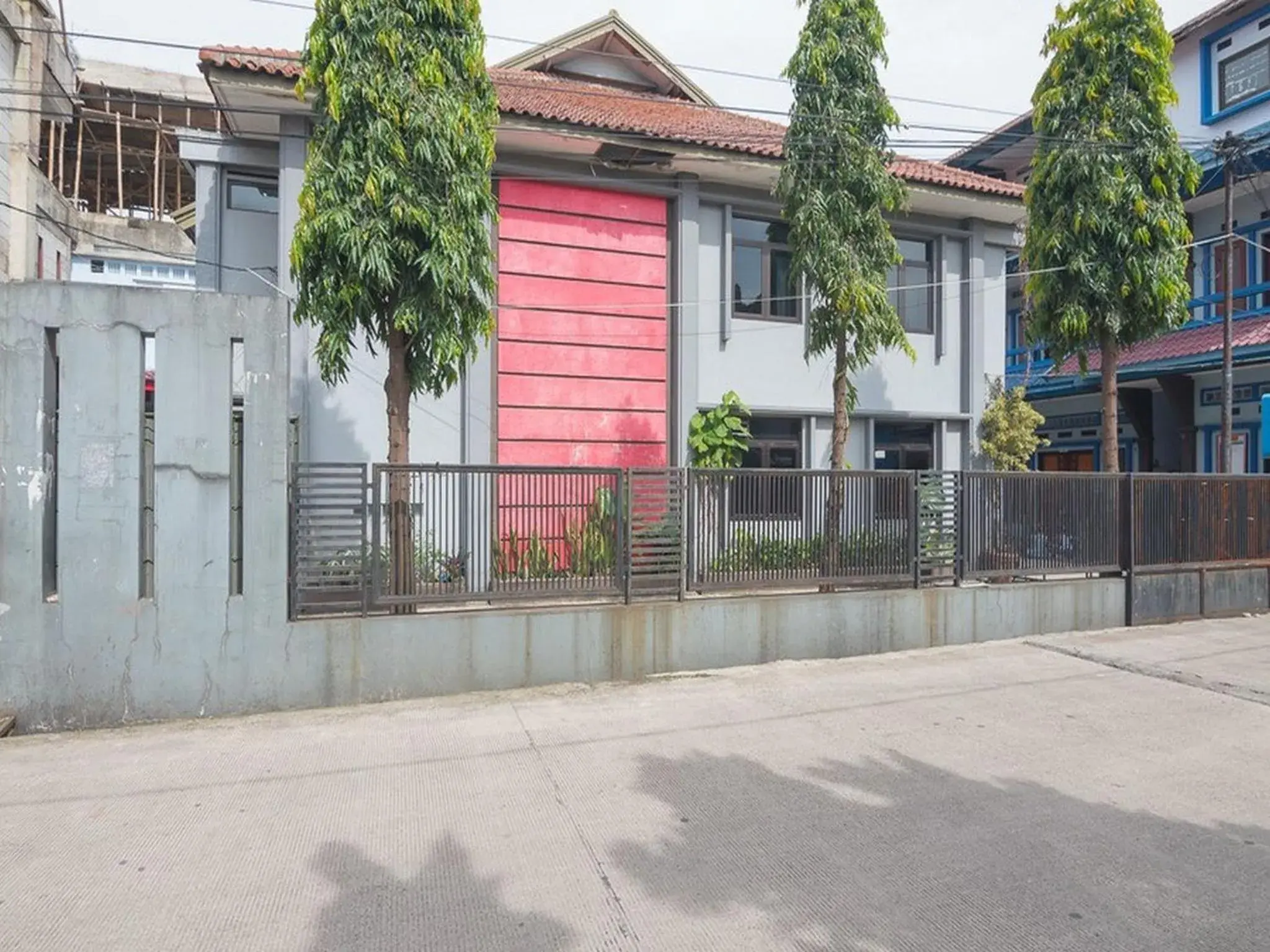Property building in RedDoorz @ Buah Batu 3 Property building in RedDoorz @ Buah Batu 3