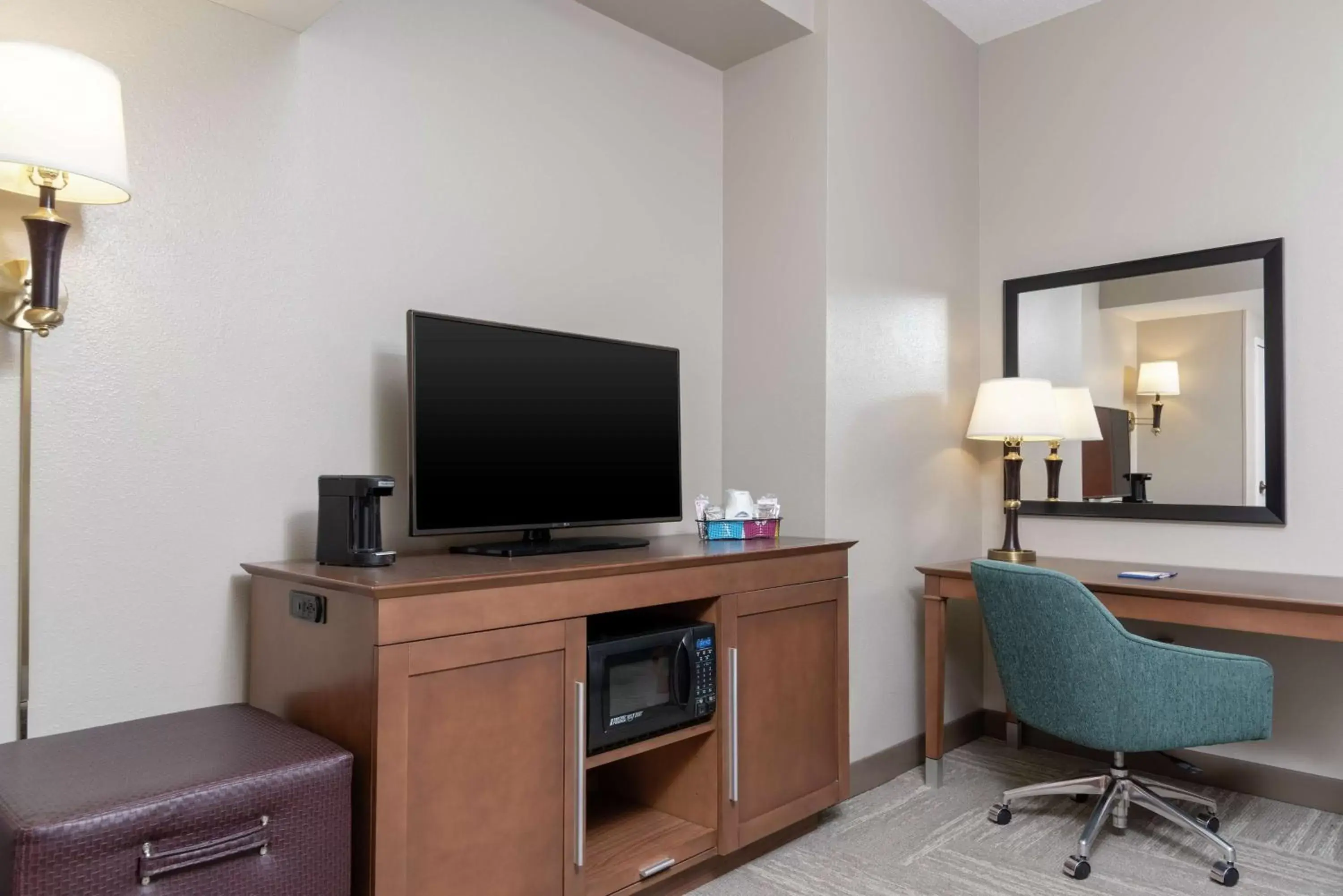 Bedroom, TV/Entertainment Center in Hampton Inn Indianapolis Downtown Across from Circle Centre