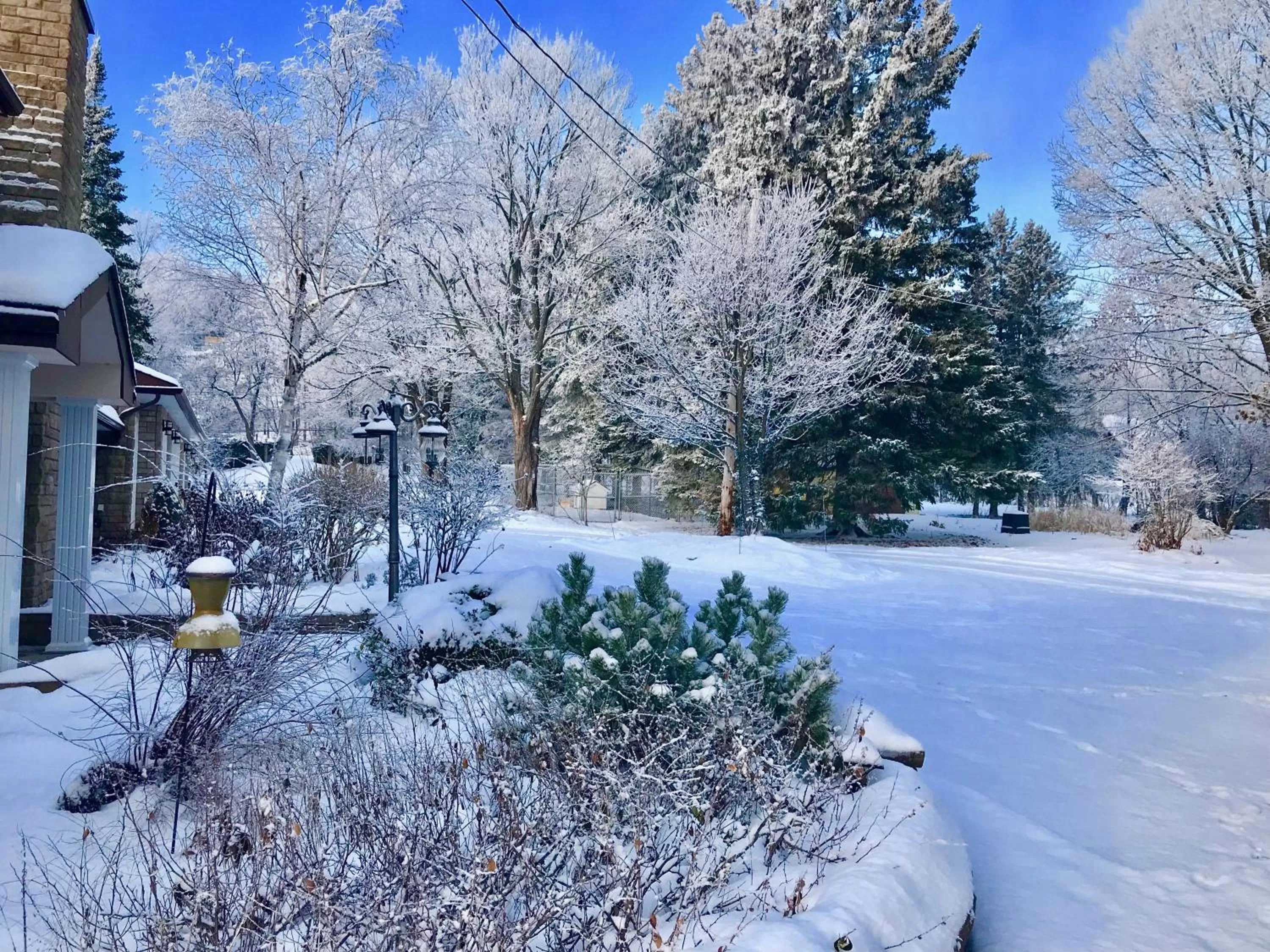 Facade/entrance, Winter in Auberge Tom B&B