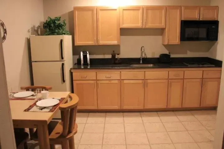 Kitchen/Kitchenette in Best Western Plus Kentwood Lodge