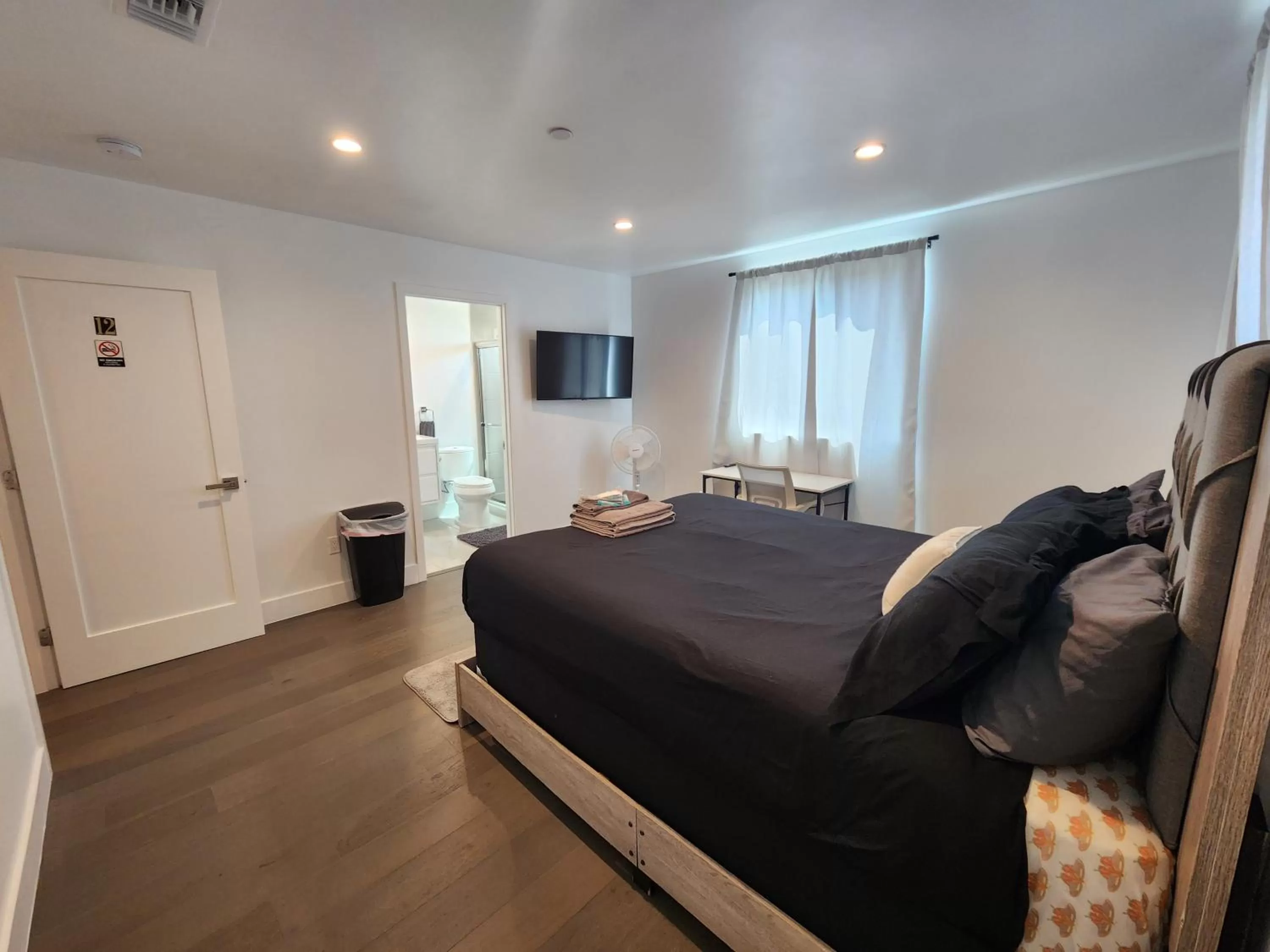 Photo of the whole room in R&R Suites