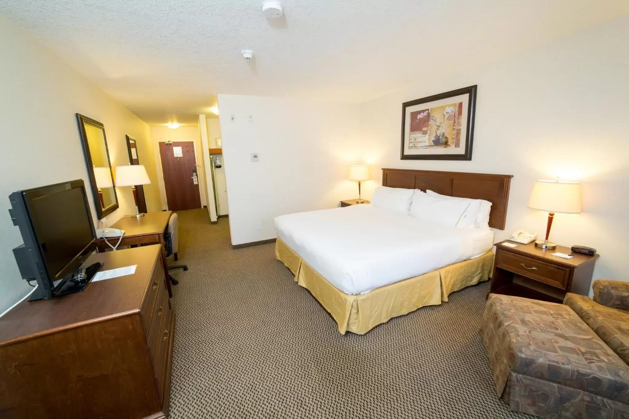 Photo of the whole room, Bed in Holiday Inn Express & Suites Drayton Valley, an IHG Hotel