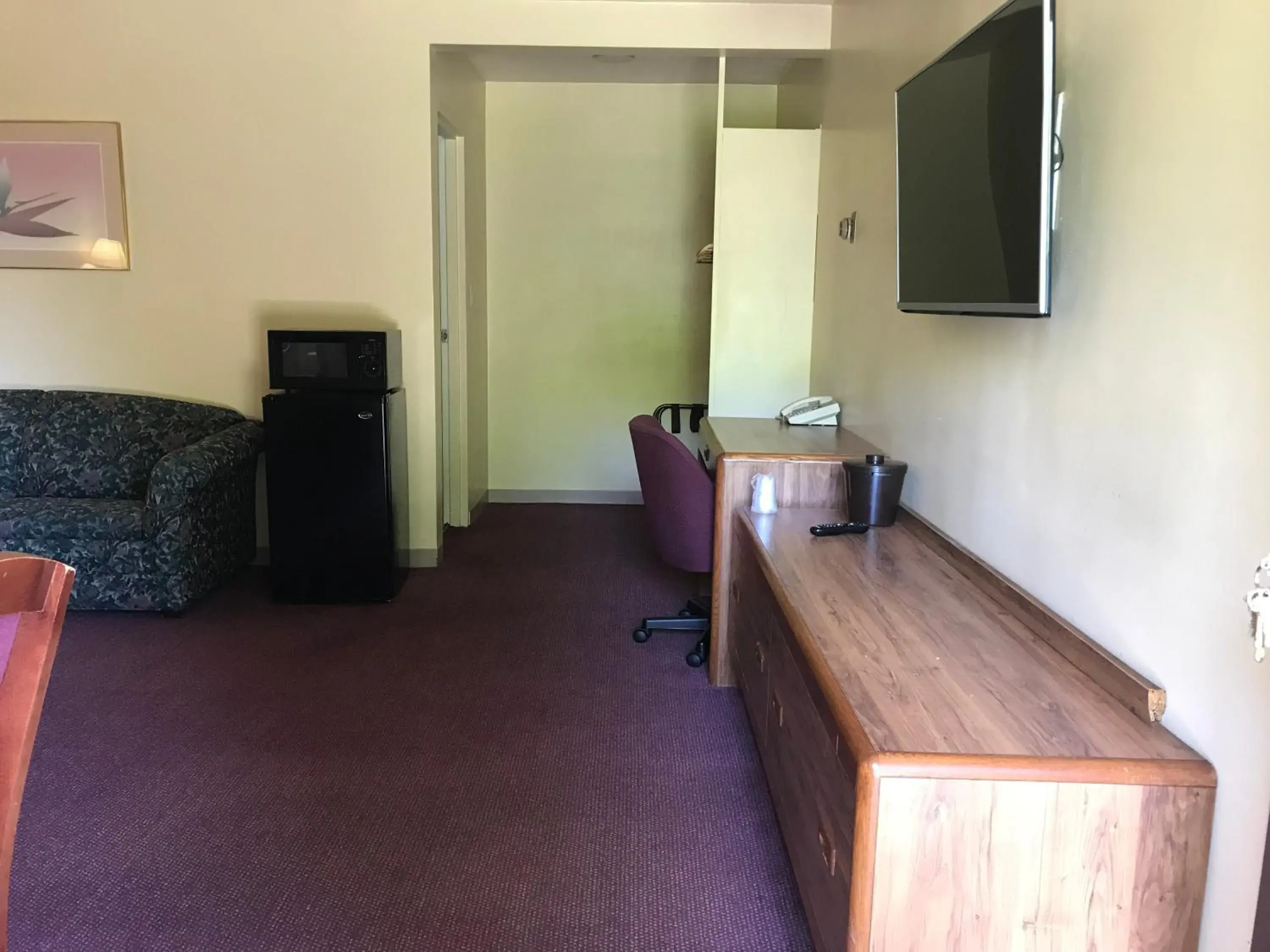 Photo of the whole room, TV/Entertainment Center in Allenwood Motel