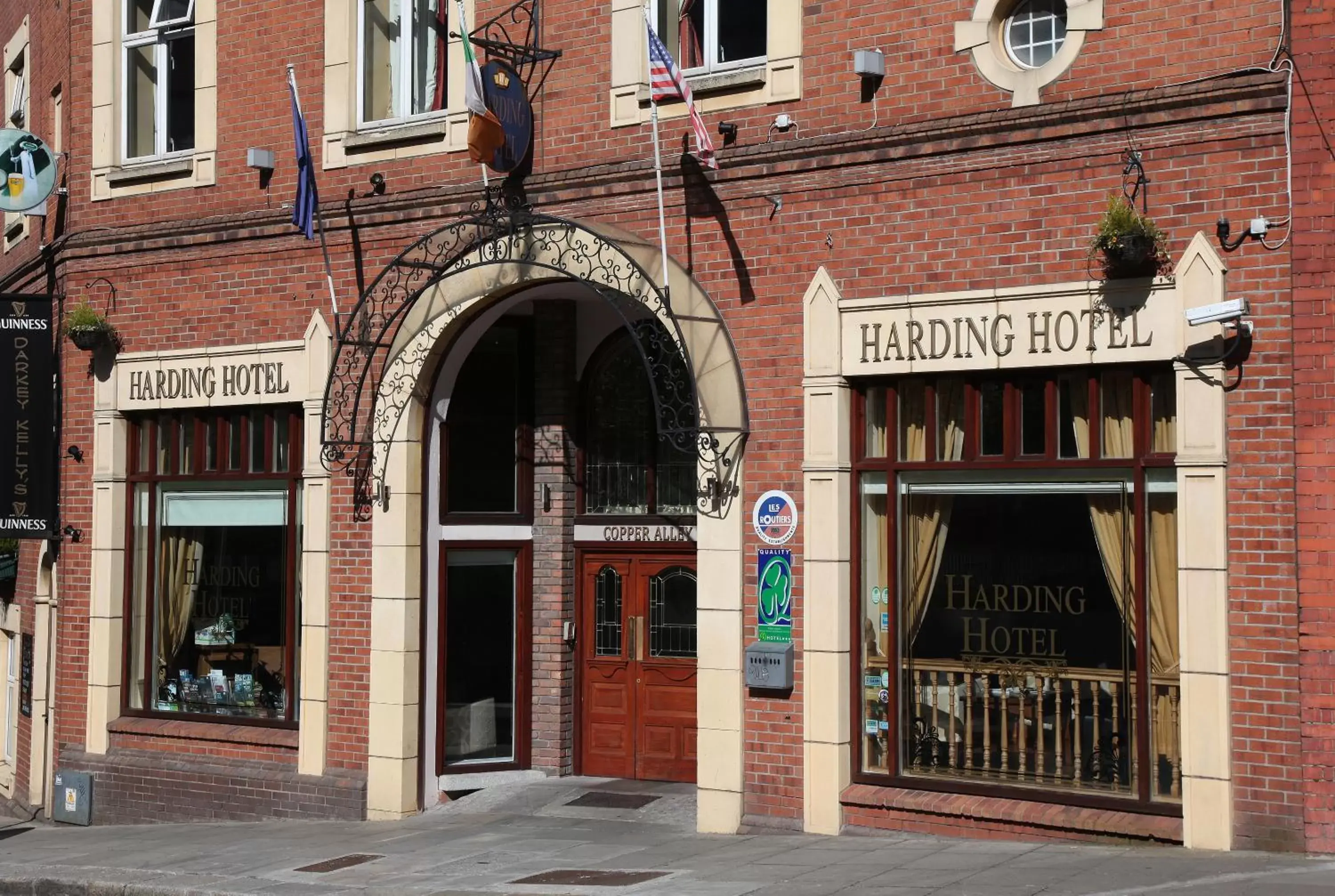 Facade/entrance in Harding Hotel