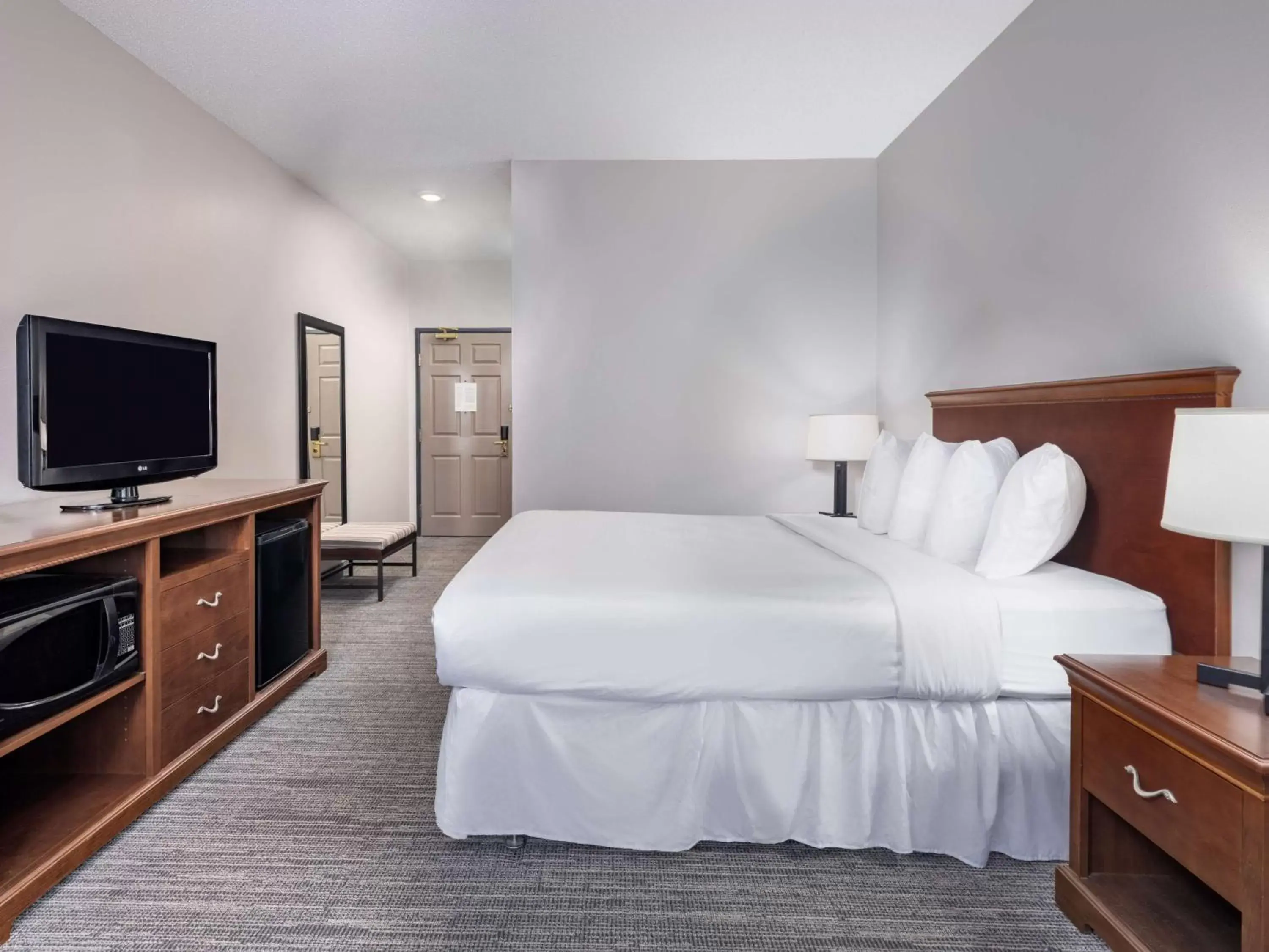 Bedroom, Bed in Country Inn & Suites by Radisson, Toledo, OH
