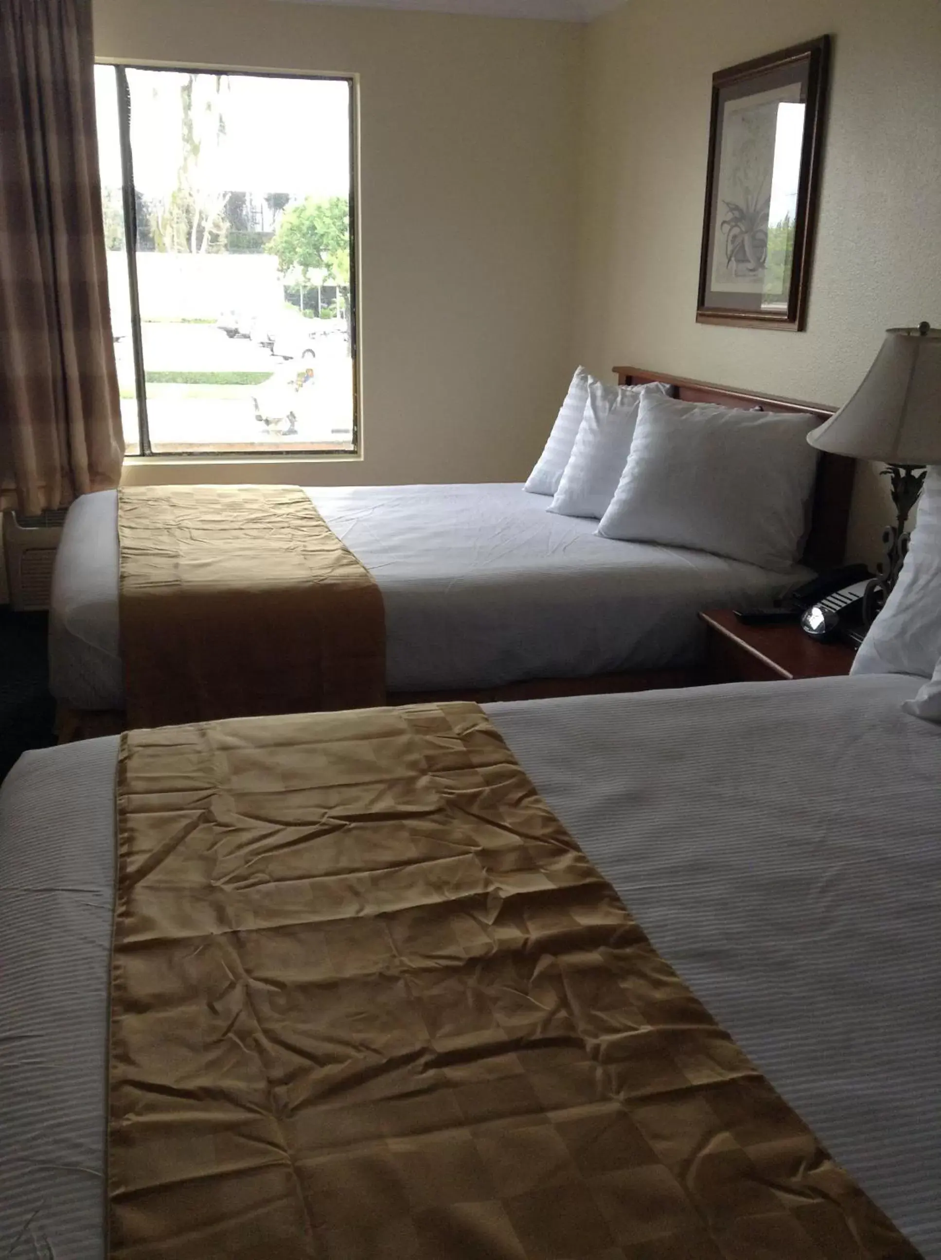 Photo of the whole room, Bed in Best Inn & Suites