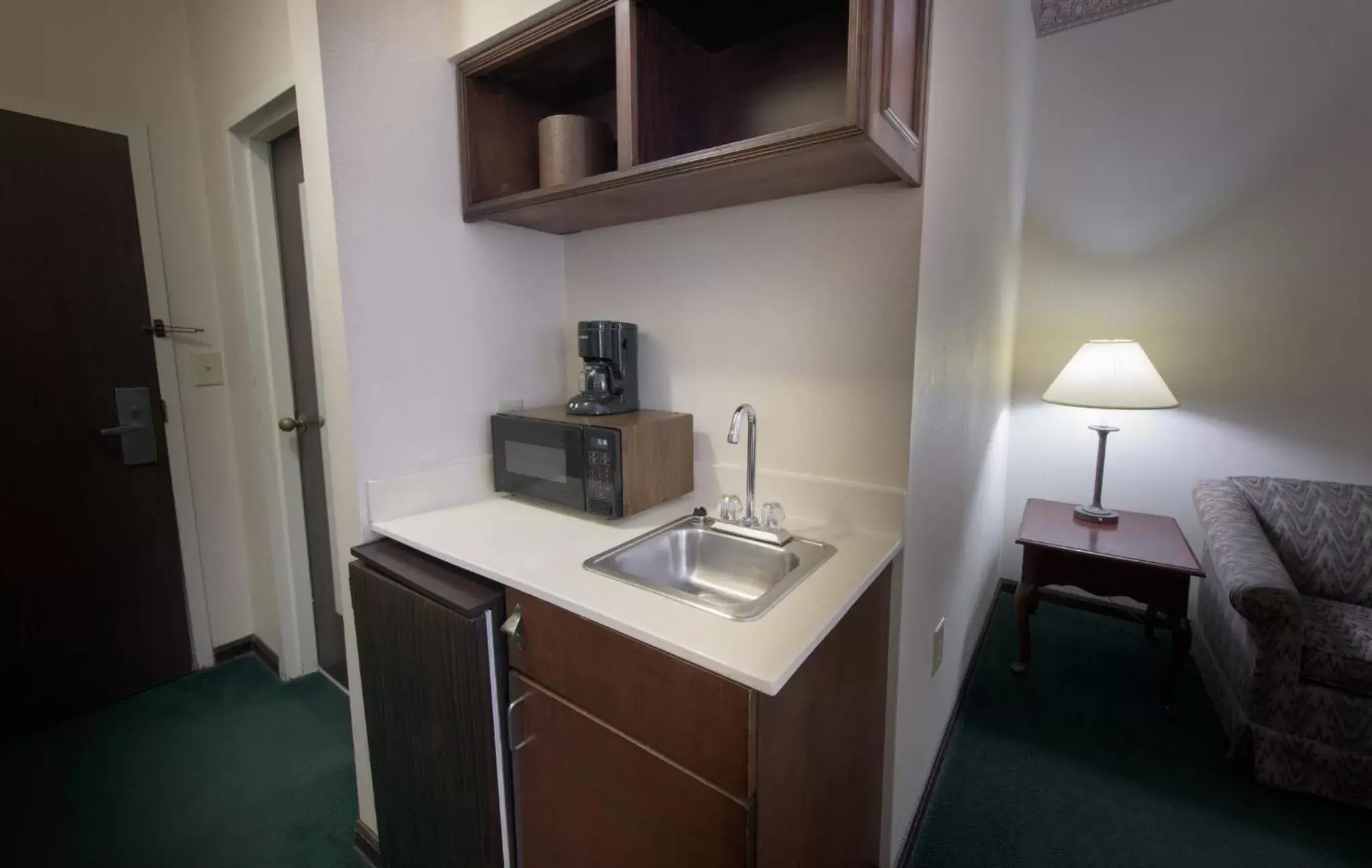 Photo of the whole room, Kitchen/Kitchenette in Red Roof Inn & Suites Albany, GA