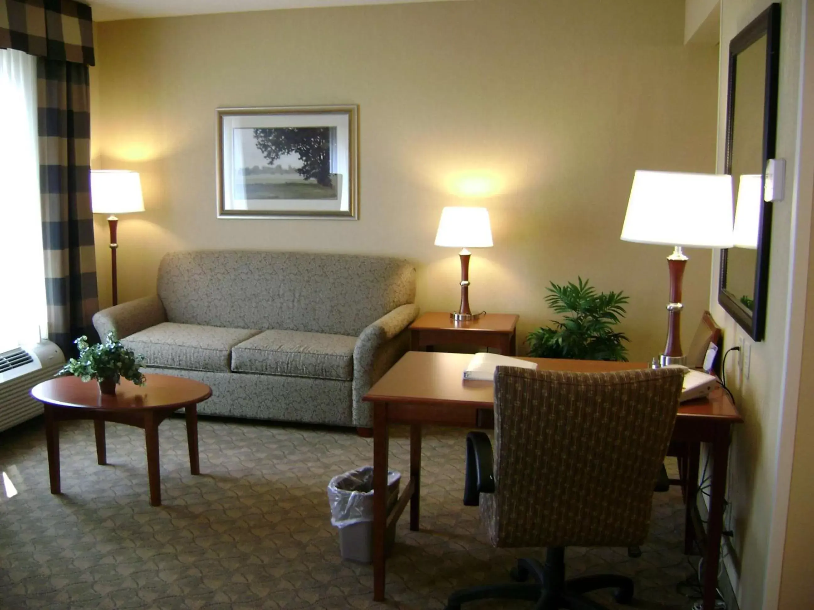 Bedroom, Seating Area in Hampton Inn & Suites Paducah
