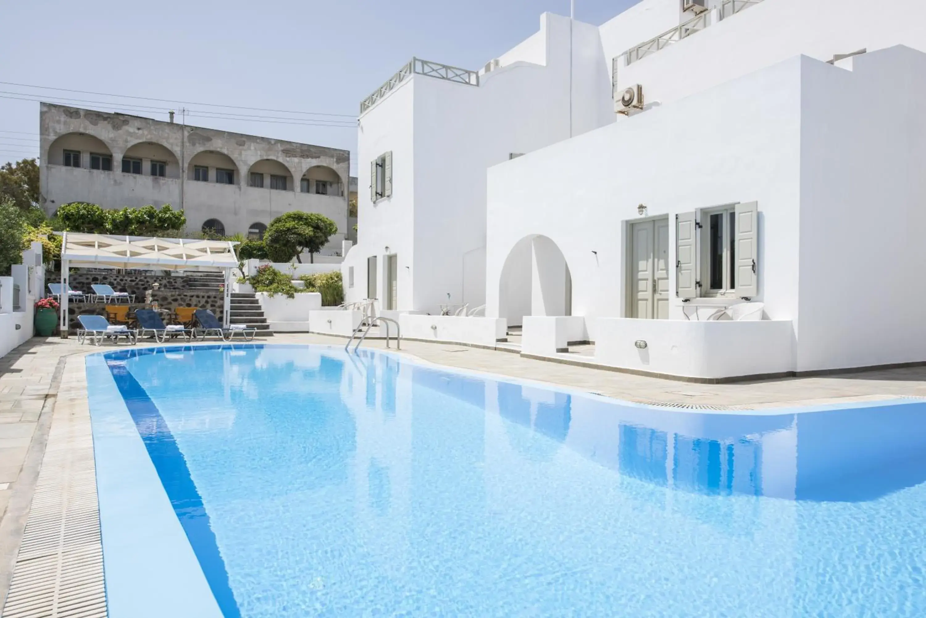 Property building, Swimming Pool in Nissos Thira