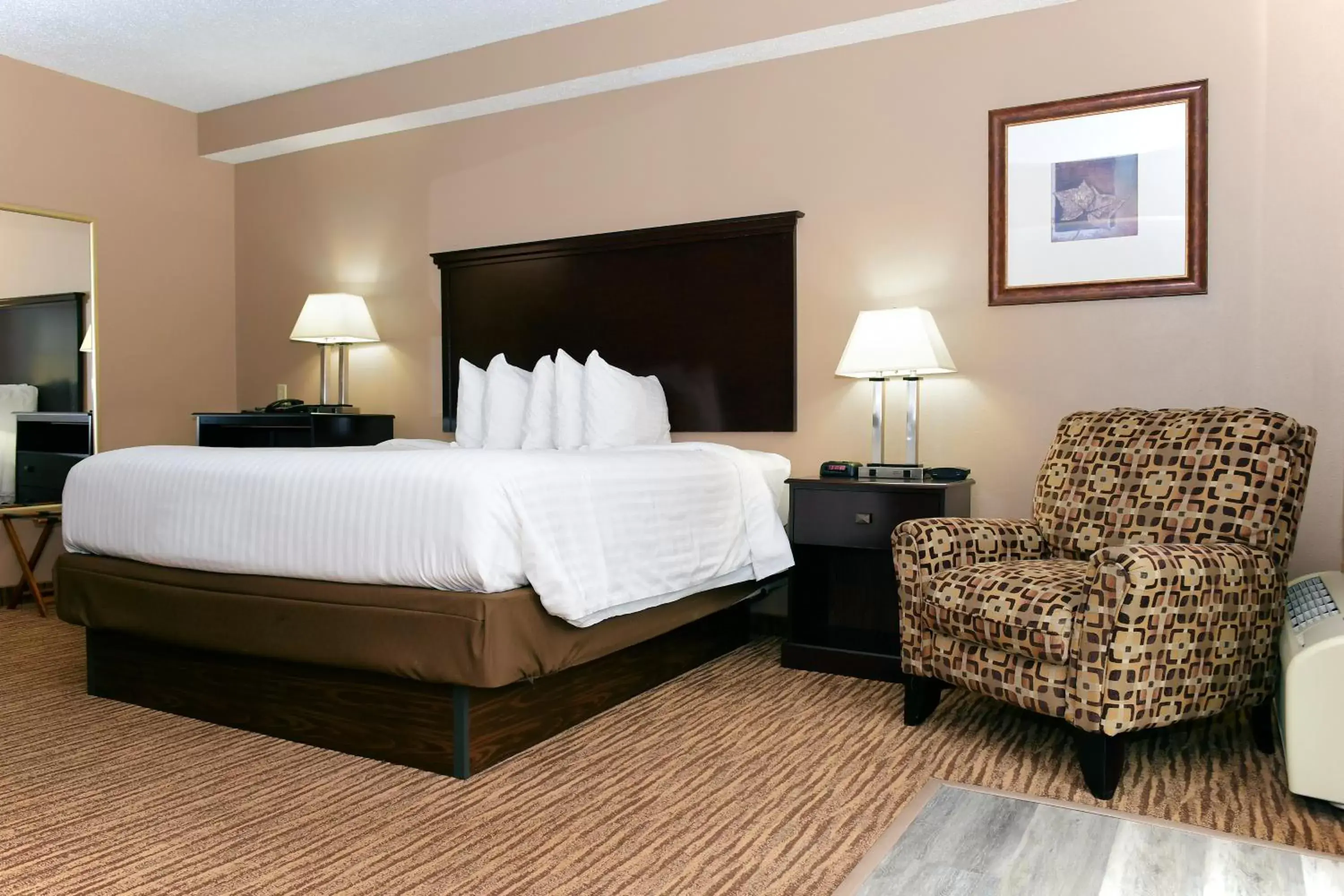 Bed in Cobblestone Inn & Suites - Denison | Majestic Hills