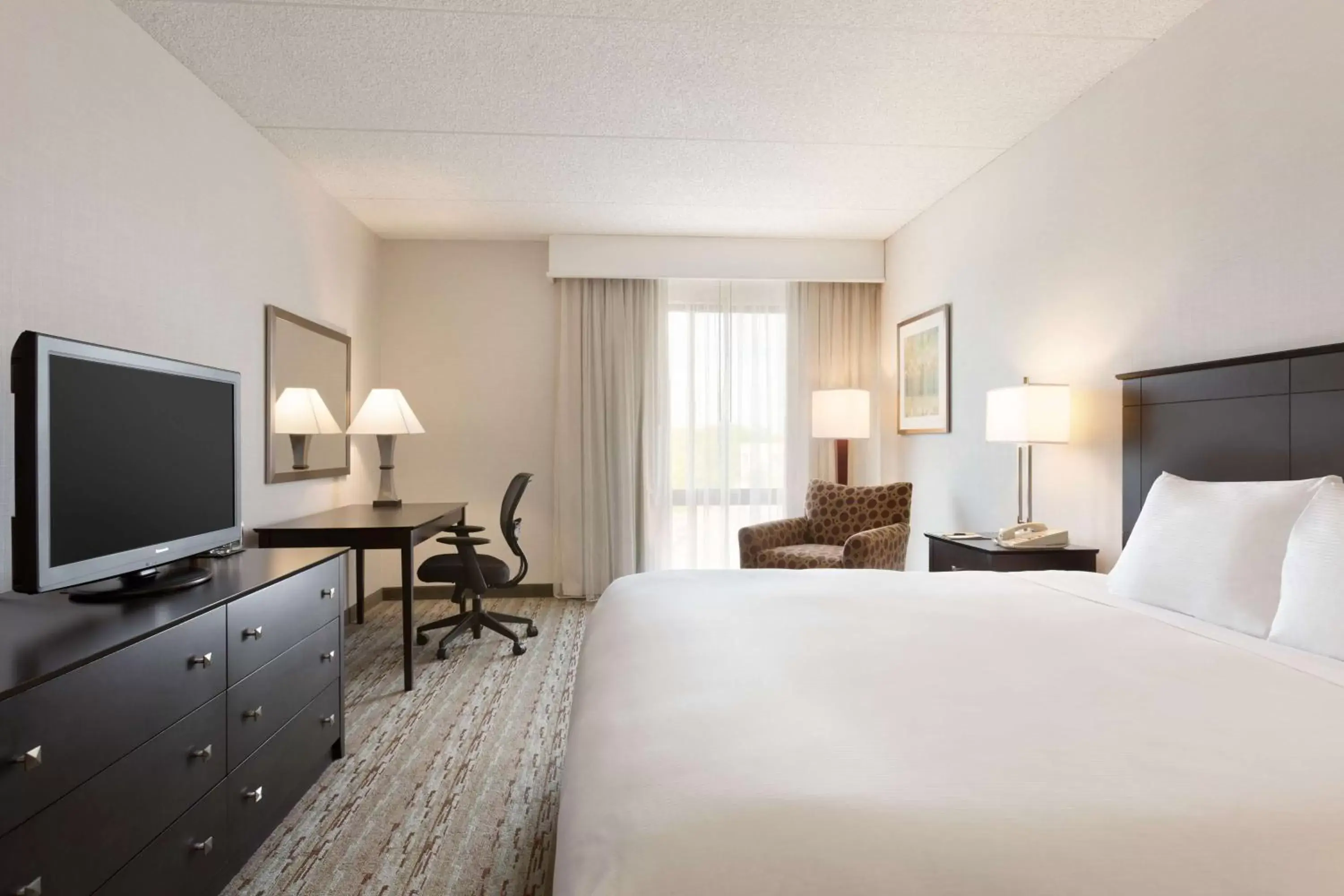 Bed in DoubleTree by Hilton Bradley International Airport