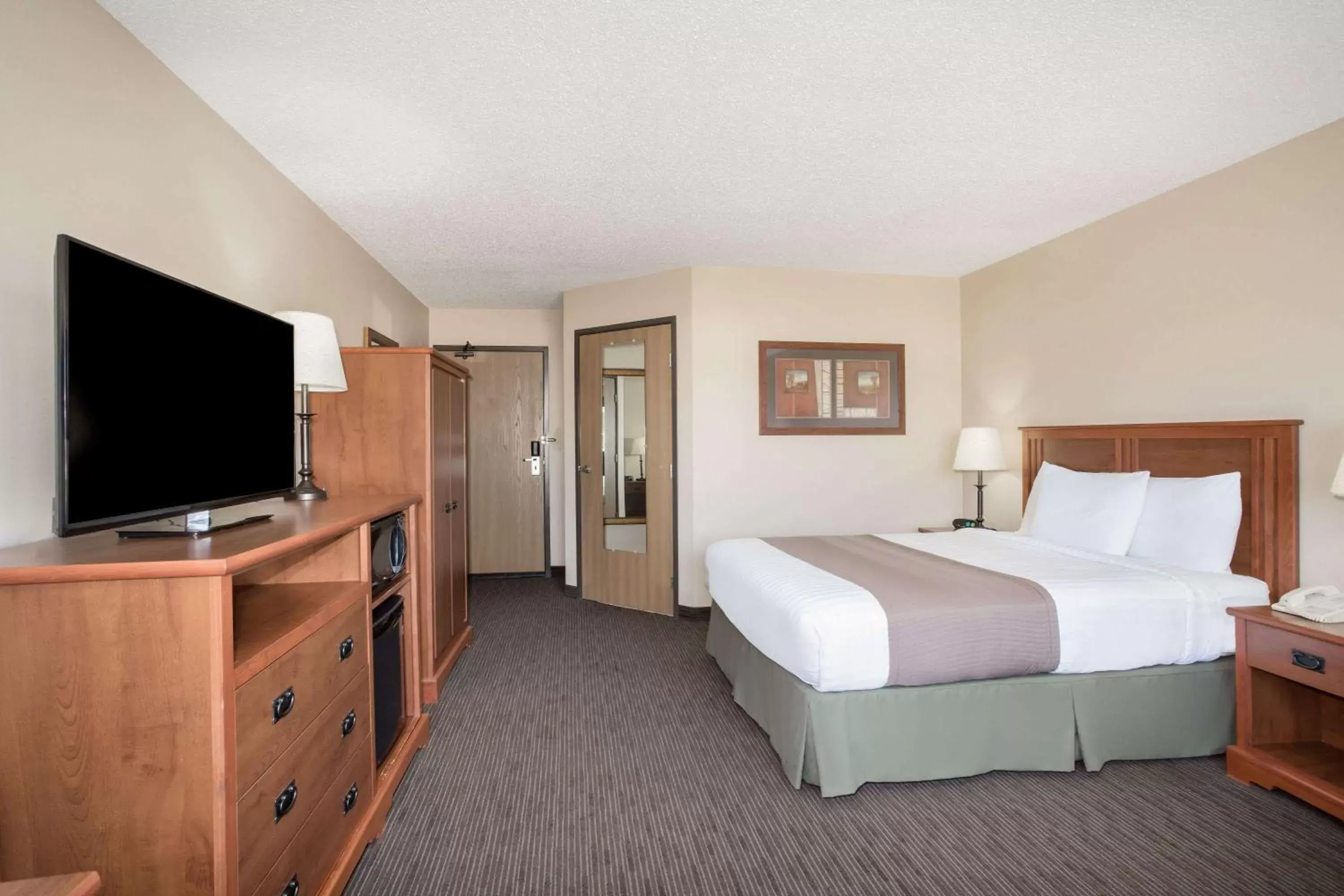 Photo of the whole room, Bed in AmericInn by Wyndham Sioux City