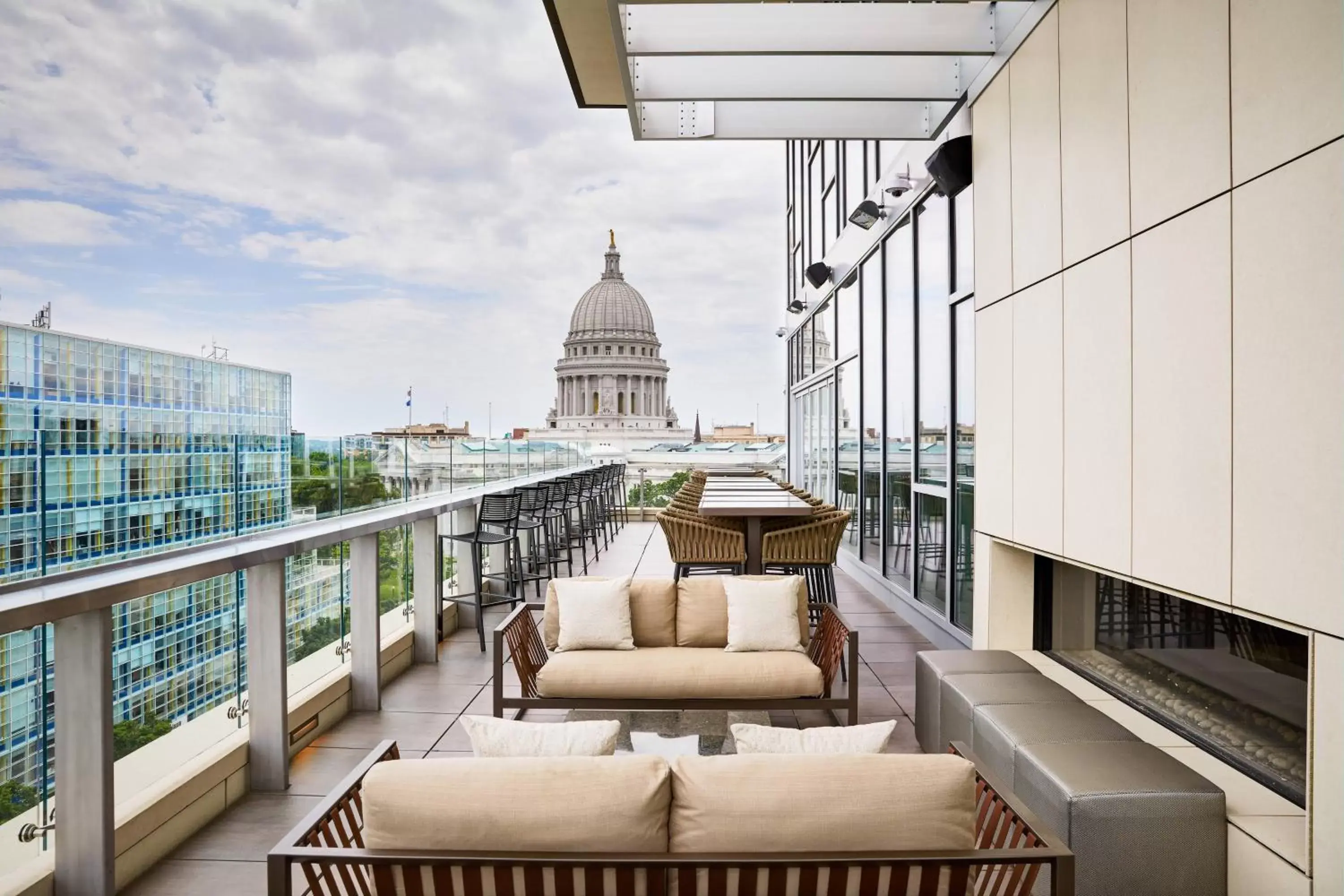 Lounge or bar in AC Hotel by Marriott Madison Downtown