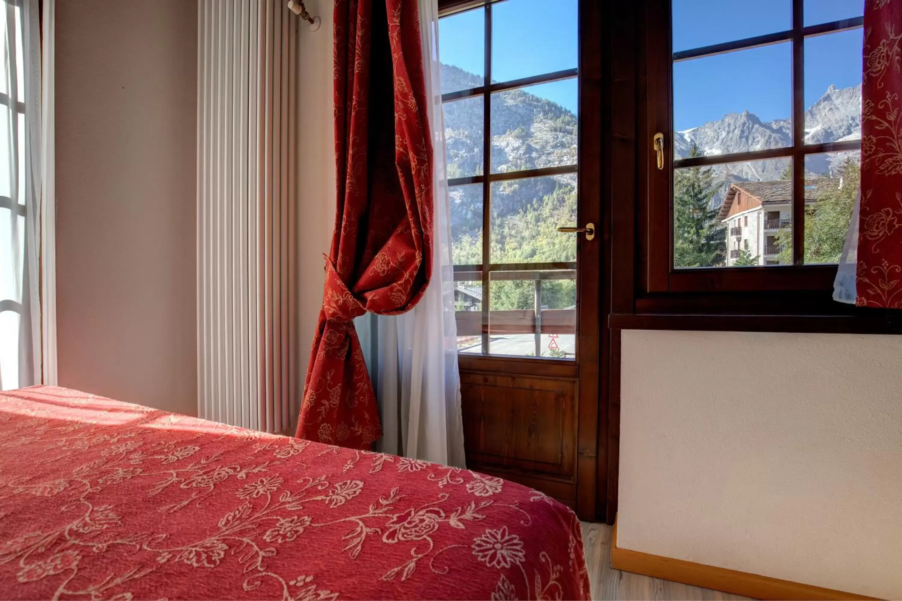 Mountain view, Bed in iH Hotels Courmayeur Mont Blanc