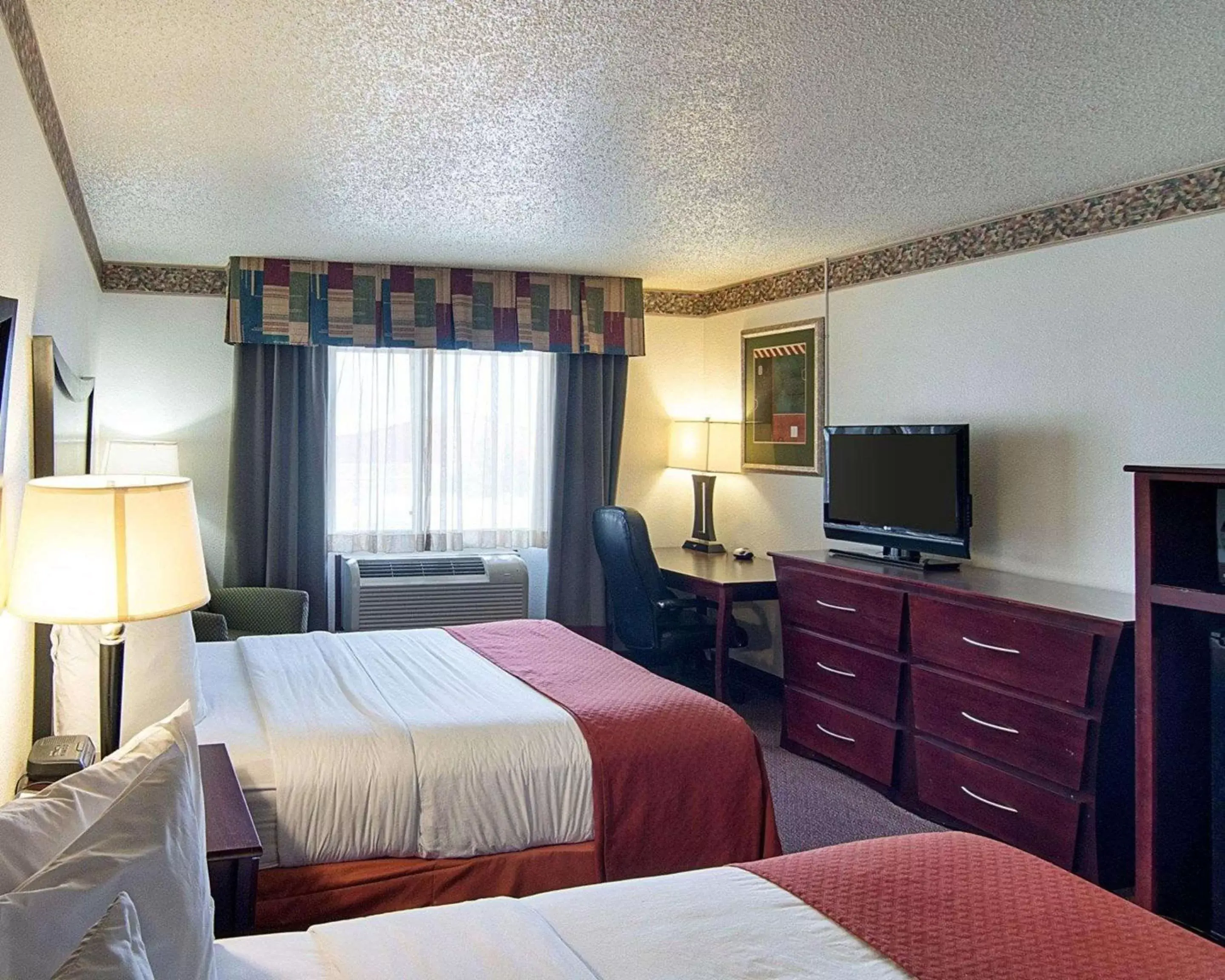Photo of the whole room, Bed in Quality Inn Midland