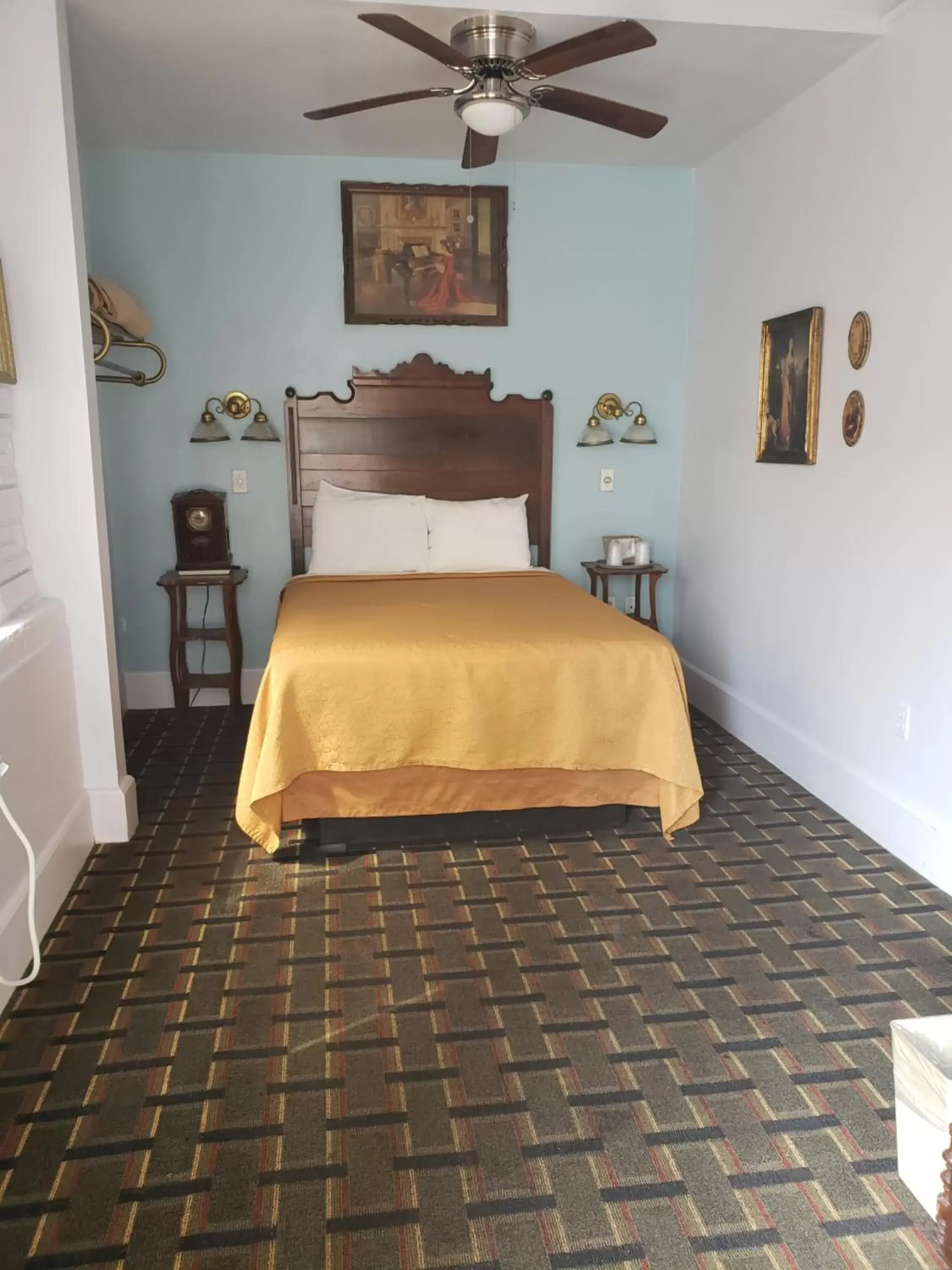 Bed in Topaz Motel - Flagler Beach Bed in Topaz Motel - Flagler Beach