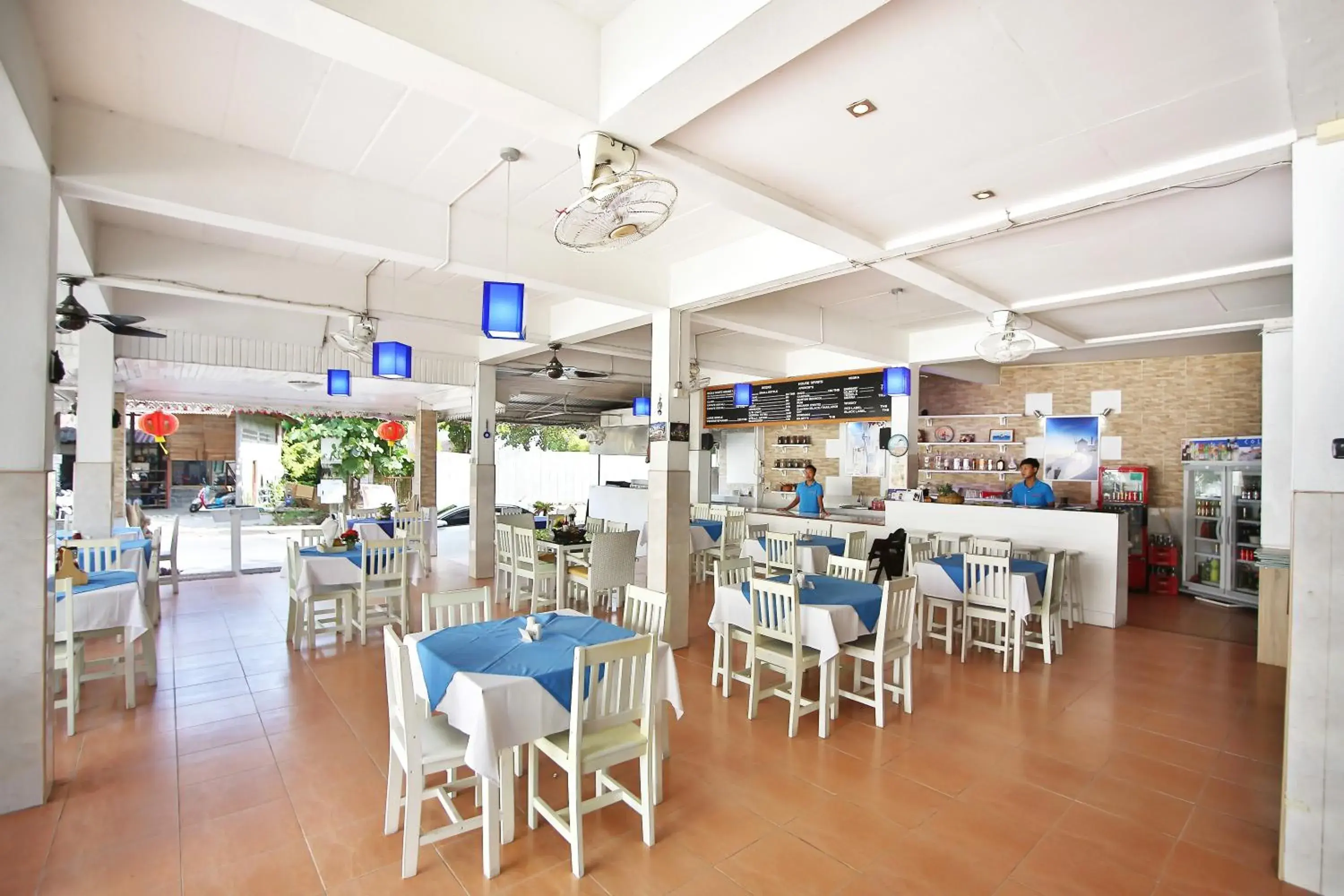 Restaurant/Places to Eat in Lotus Friendly Hotel