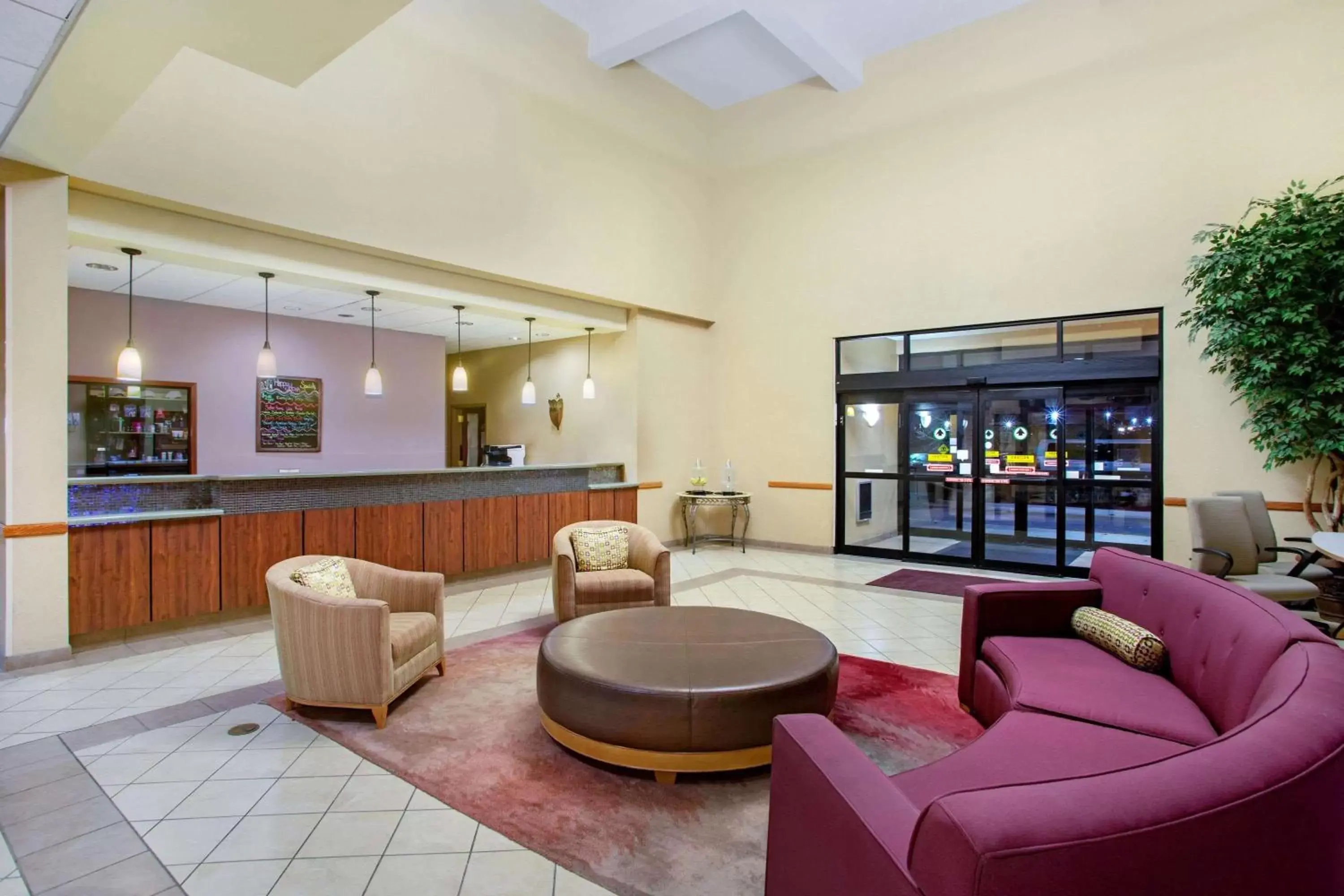 Lobby or reception, Lounge/Bar in La Quinta by Wyndham Springfield Airport Plaza