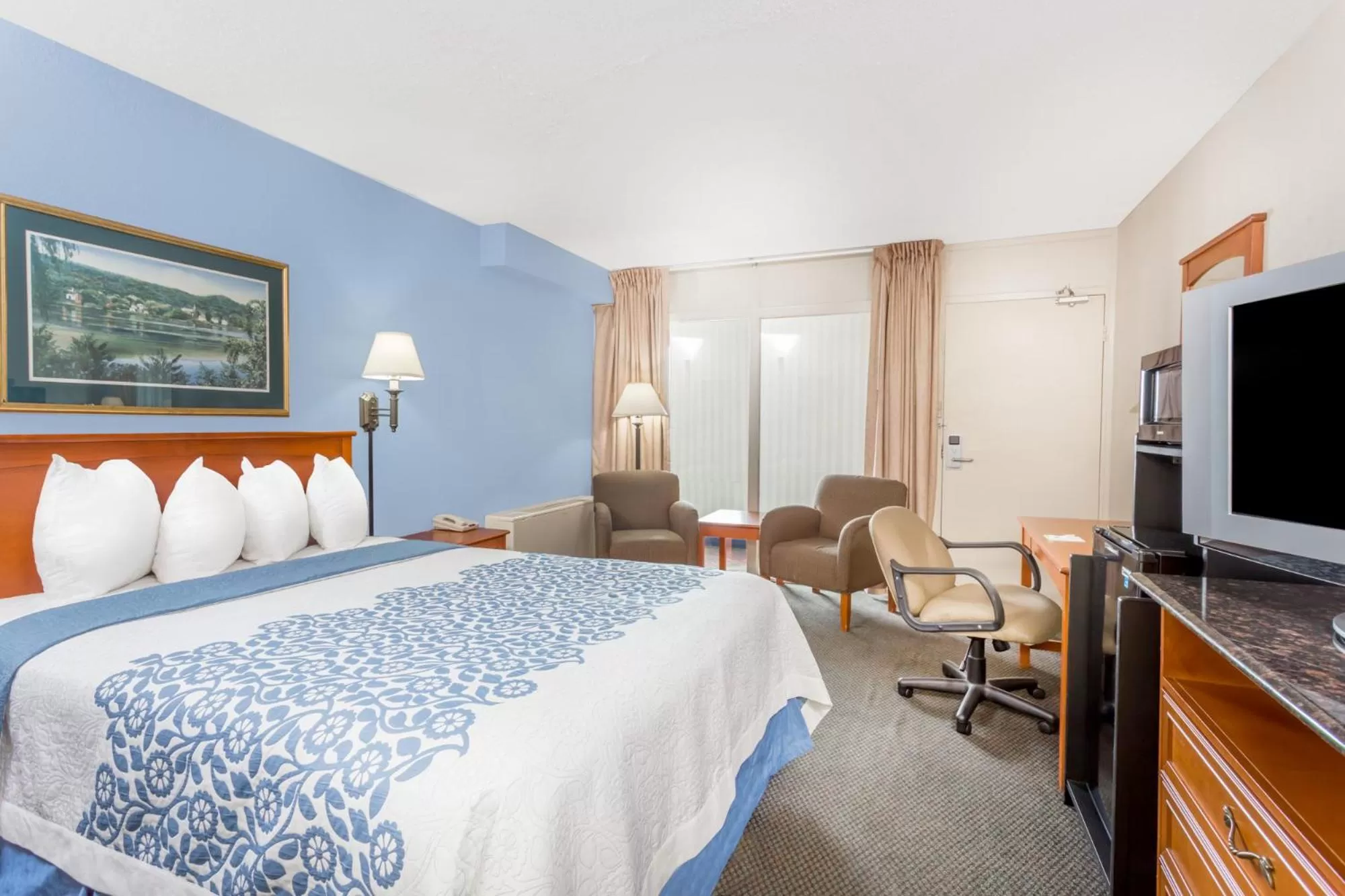 Photo of the whole room, Bed in Days Inn by Wyndham Cedar Falls- University Plaza