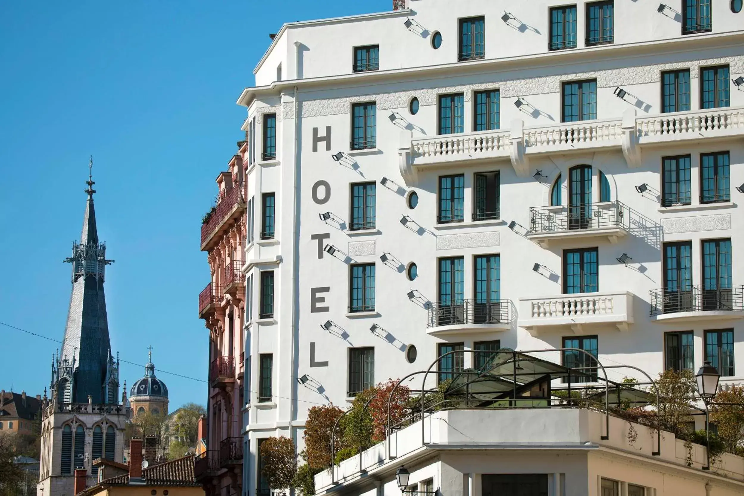 Property Building in Collège Hôtel