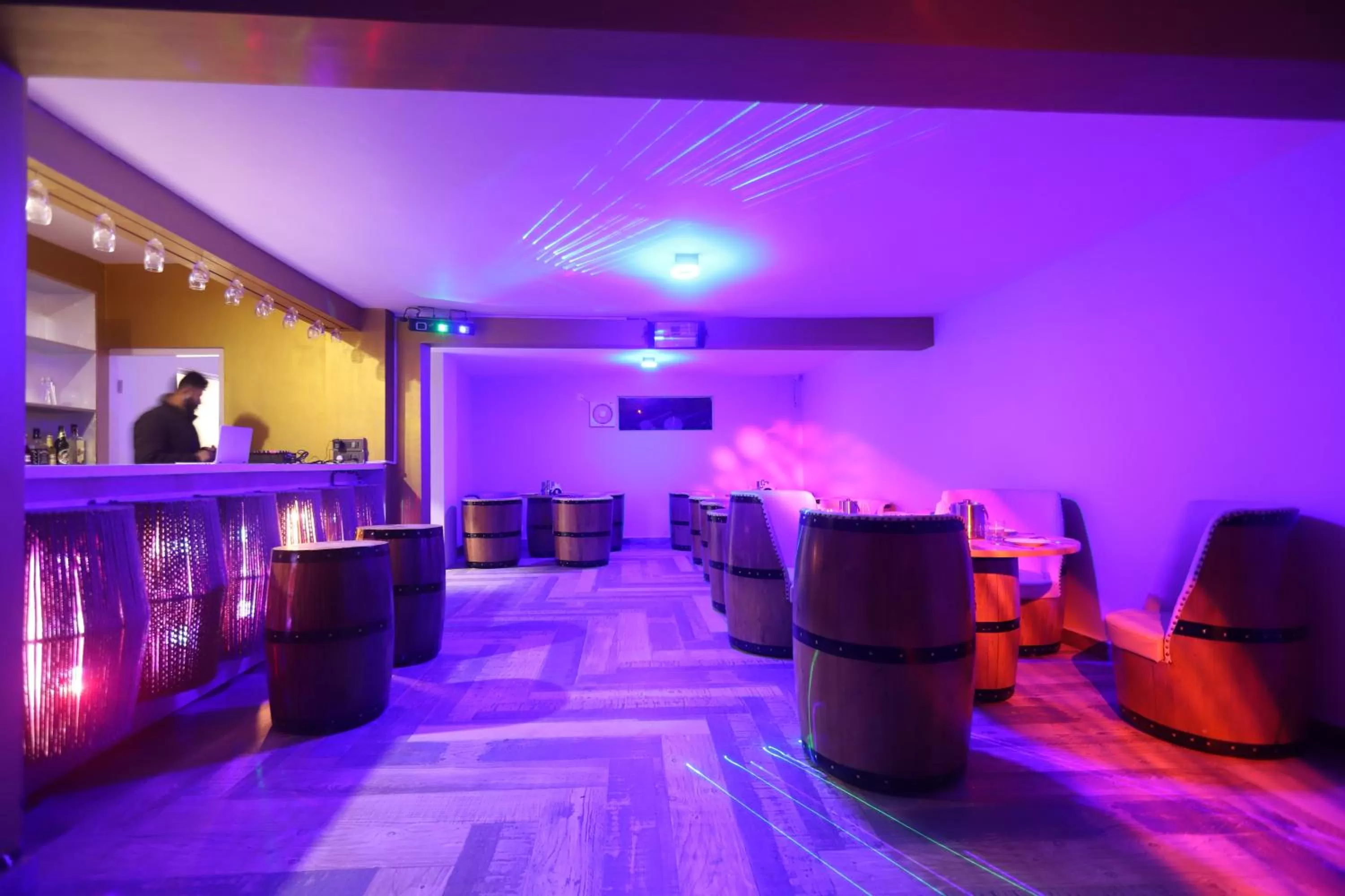 Nightclub / DJ in Hotel Smugglers Mountain View - central heated & air Cooled