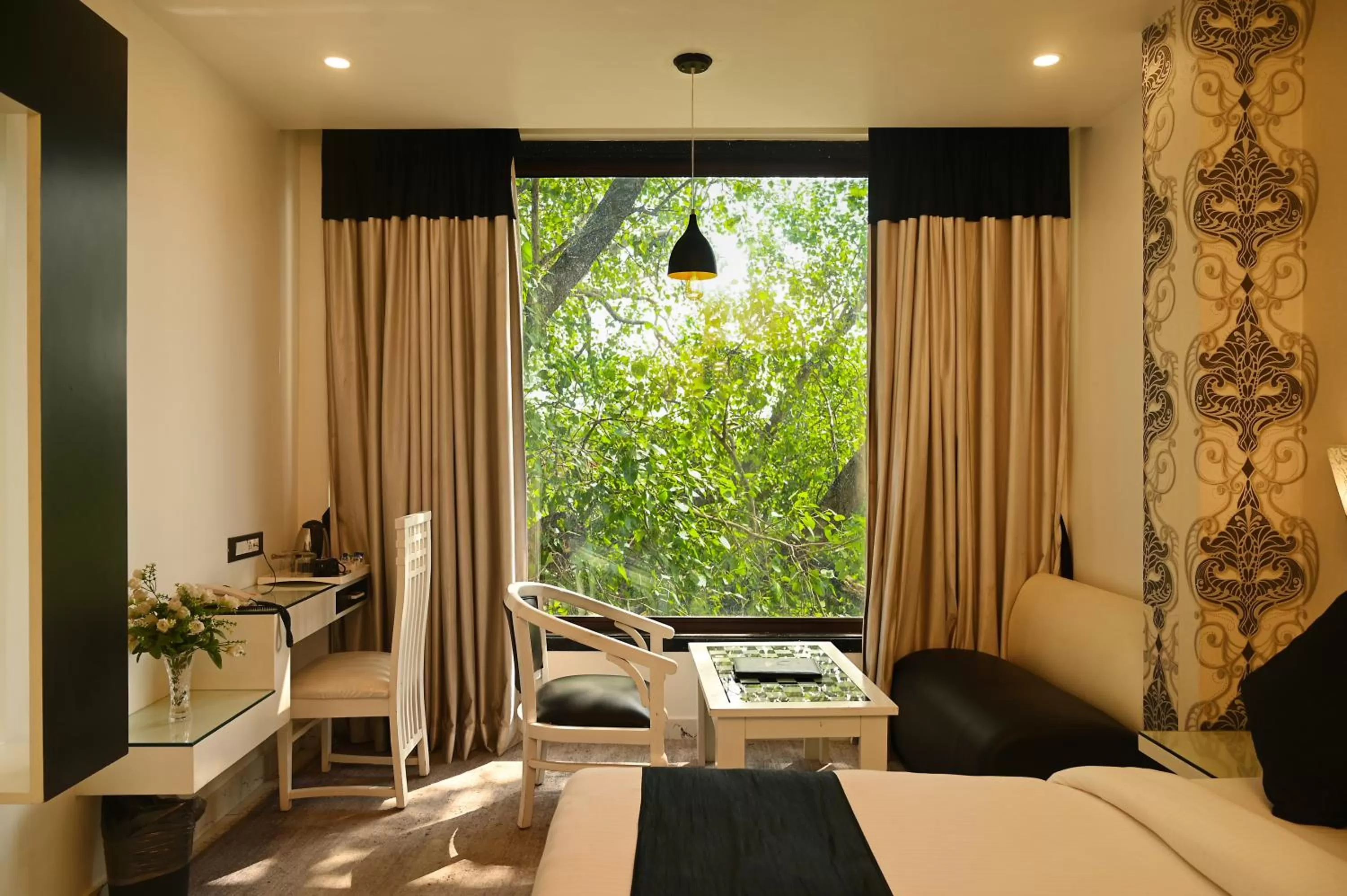 Seating area, Bed in Hotel Heritage Inn at Assi Ghat