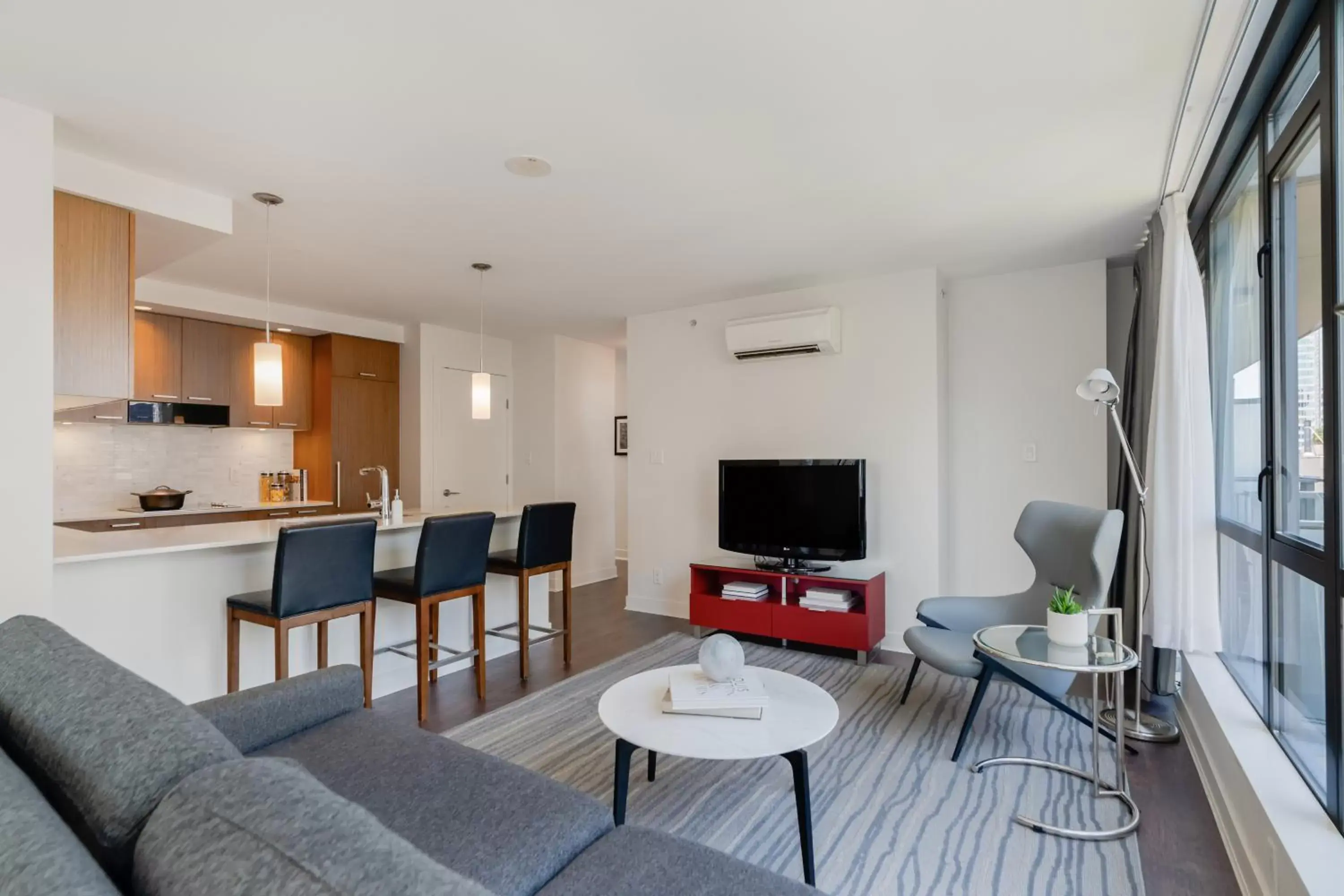 Kitchen or kitchenette, Seating Area in Level Vancouver Yaletown - Seymour