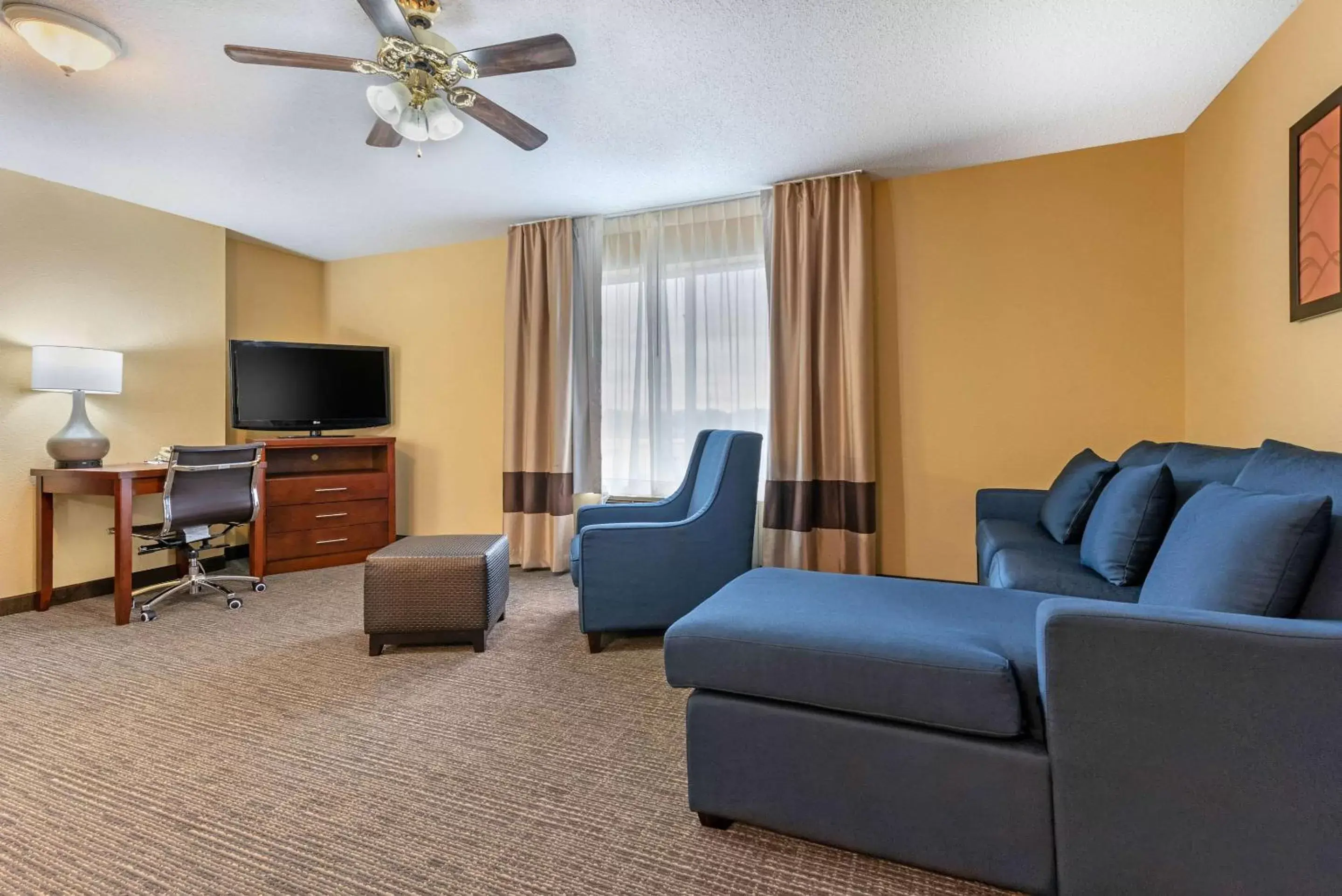 Photo of the whole room, Seating Area in Comfort Suites Findlay I-75