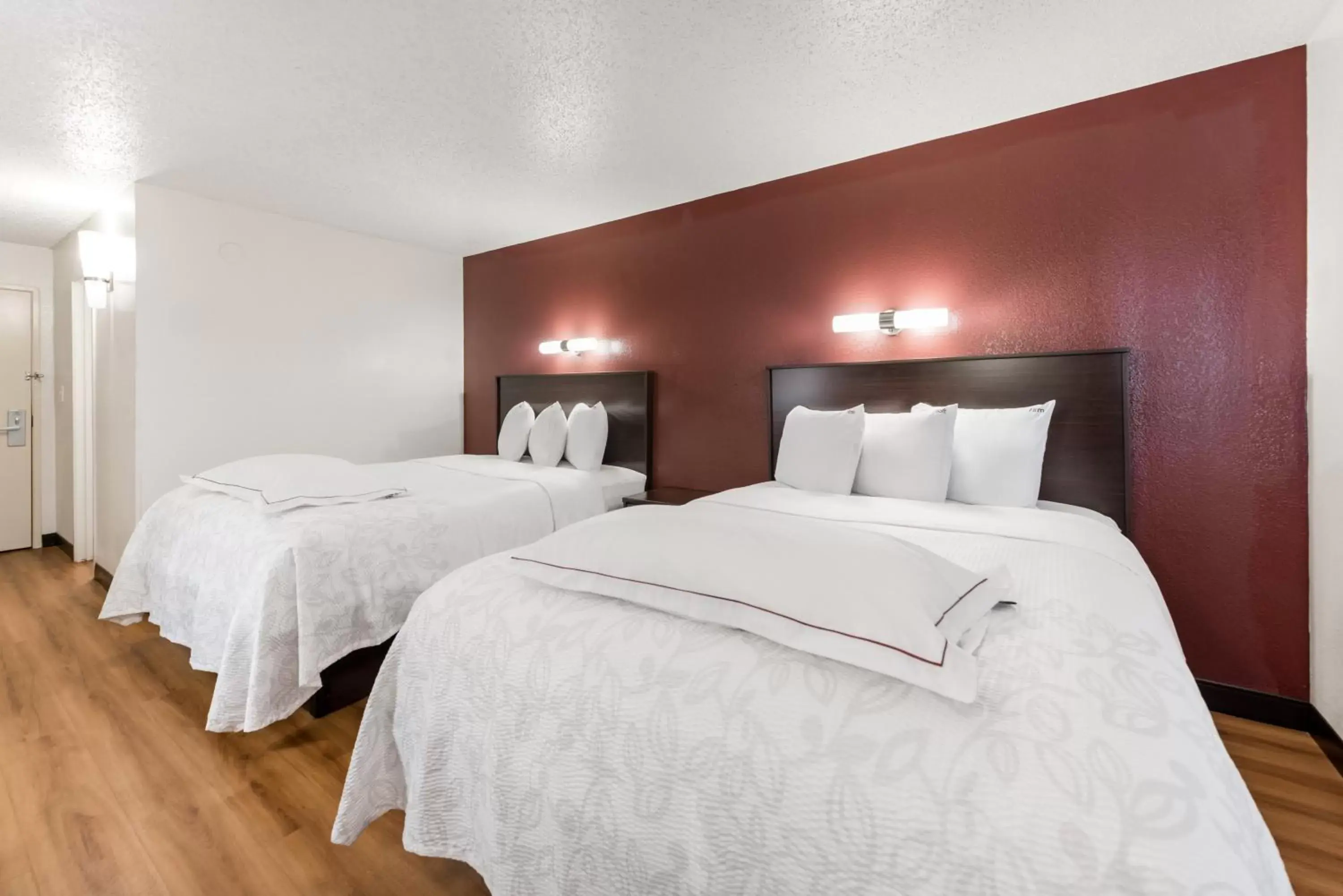Photo of the whole room, Bed in Red Roof Inn PLUS+ Columbus - Worthington Photo of the whole room, Bed in Red Roof Inn PLUS+ Columbus - Worthington