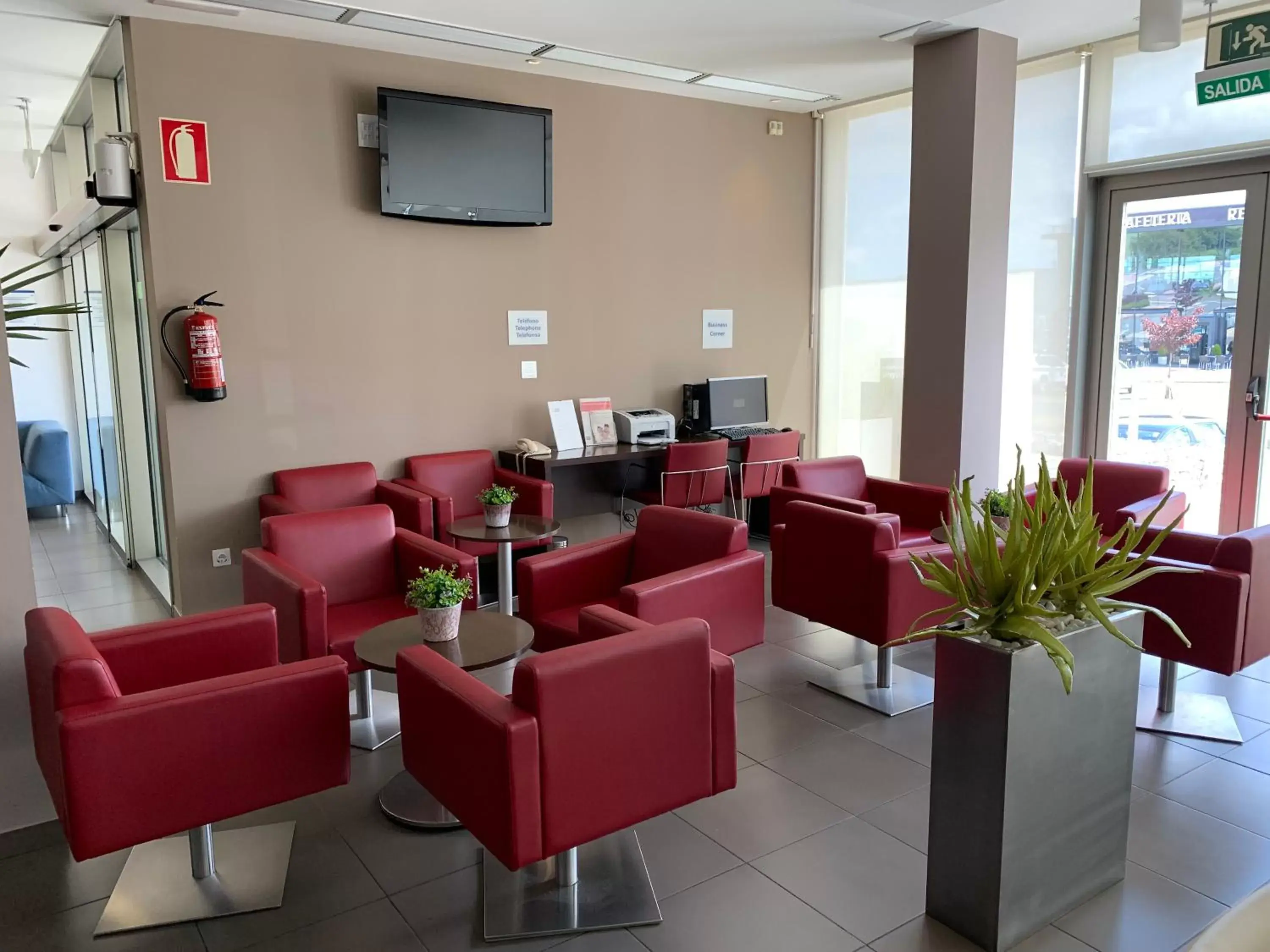 Living room, Lounge/Bar in Holiday Inn Express Vitoria