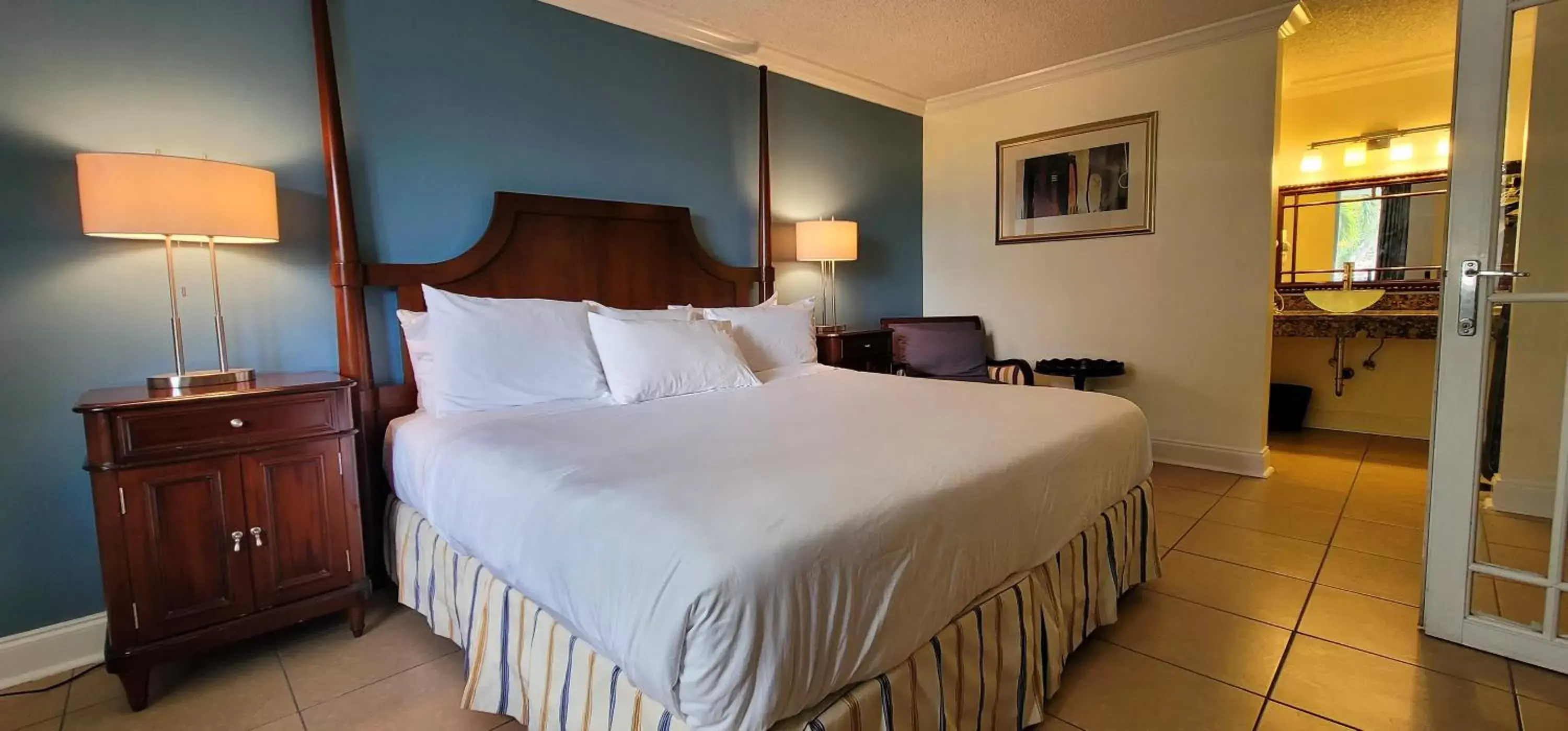Bedroom, Bed in Fort Lauderdale Grand Hotel