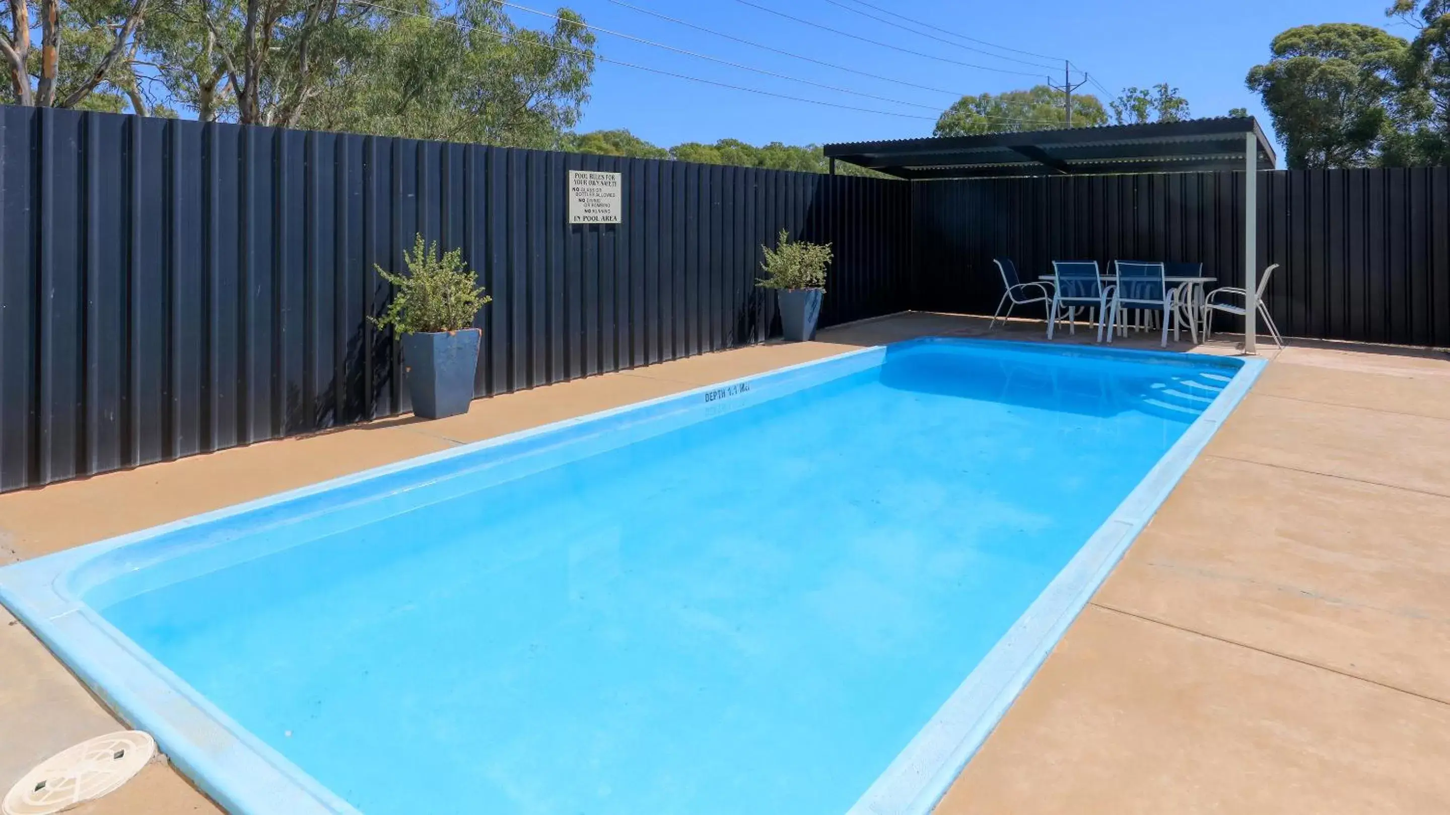 Swimming Pool in Bishops Lodge Narrandera