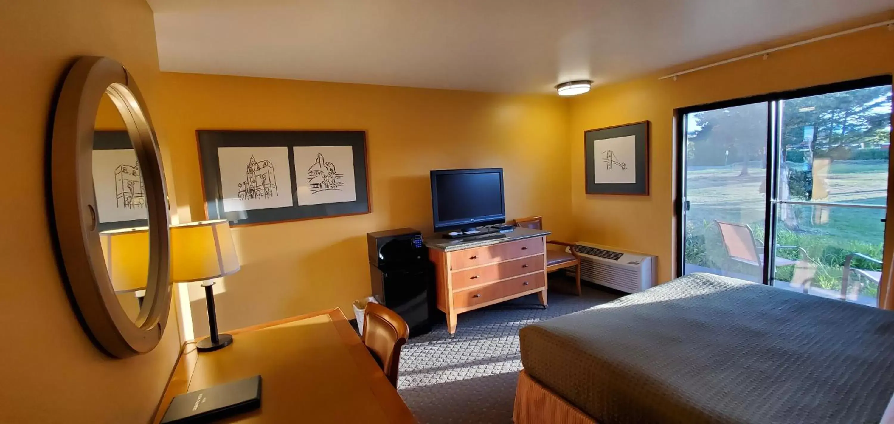 TV and multimedia, TV/Entertainment Center in Olympic View Inn