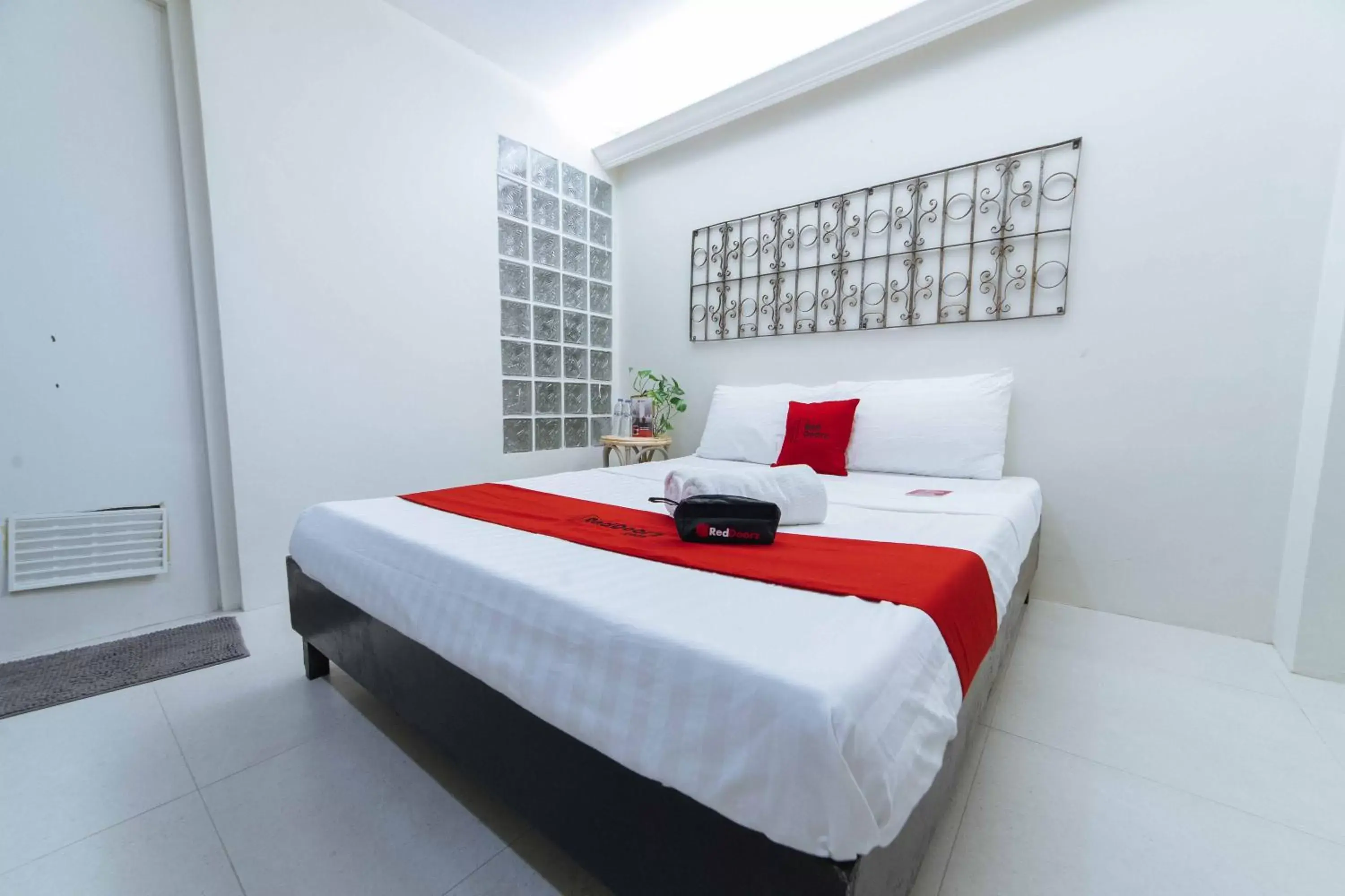 Bedroom, Bed in RedDoorz @ Ledesco Avenue Lapaz Iloilo