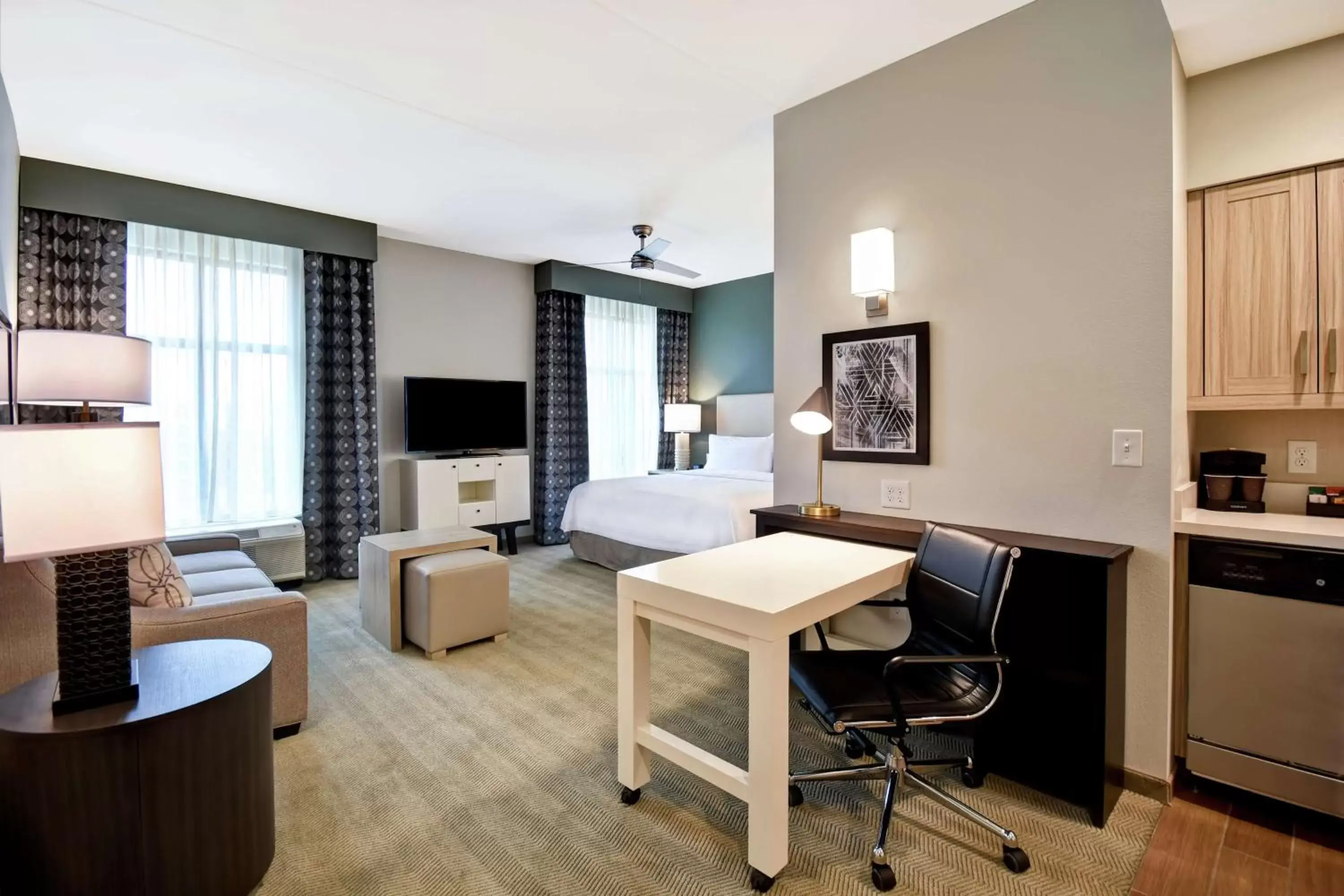 Bed, Seating Area in Homewood Suites By Hilton Greenville Downtown