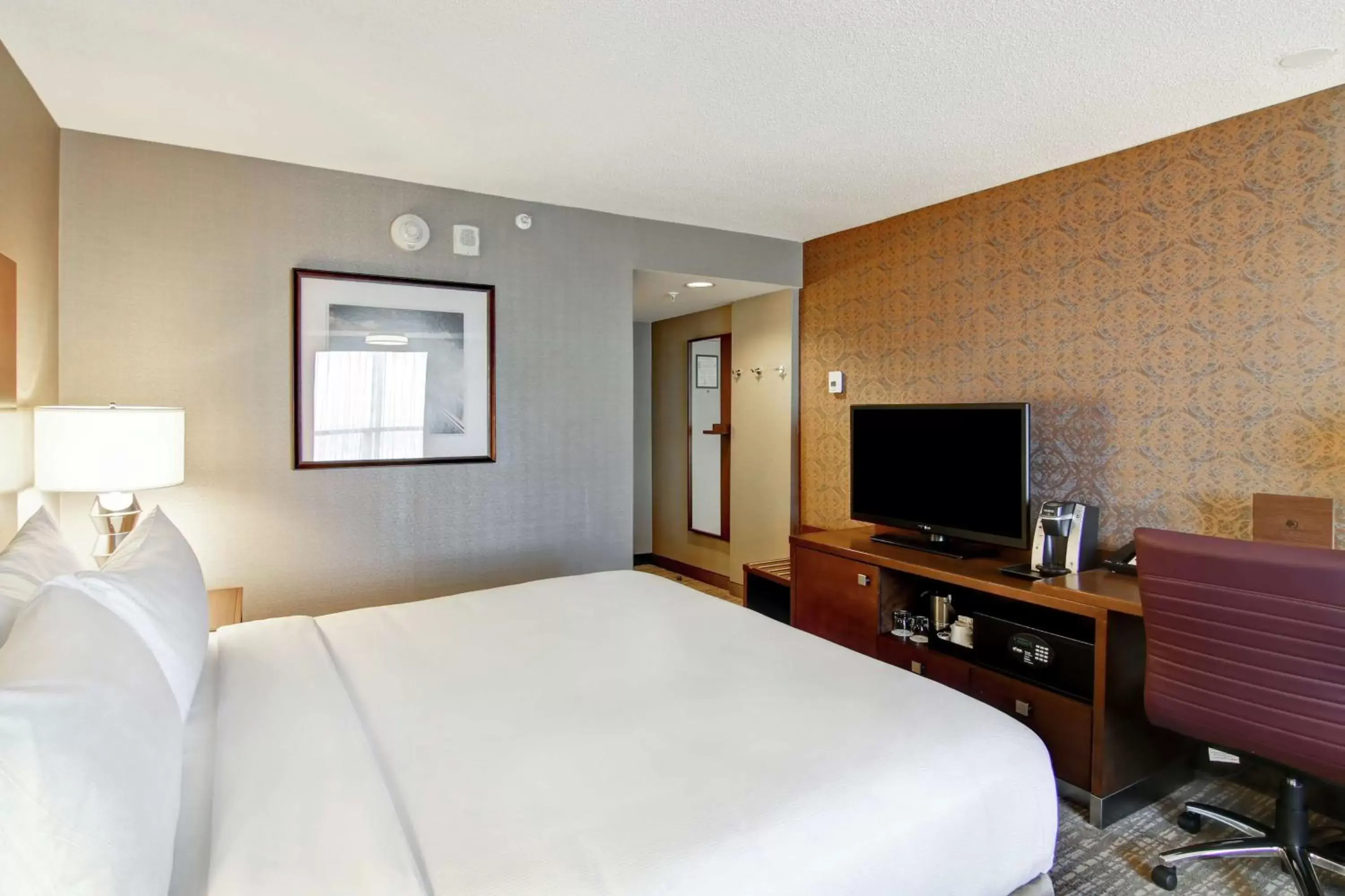 Bed in DoubleTree by Hilton West Edmonton