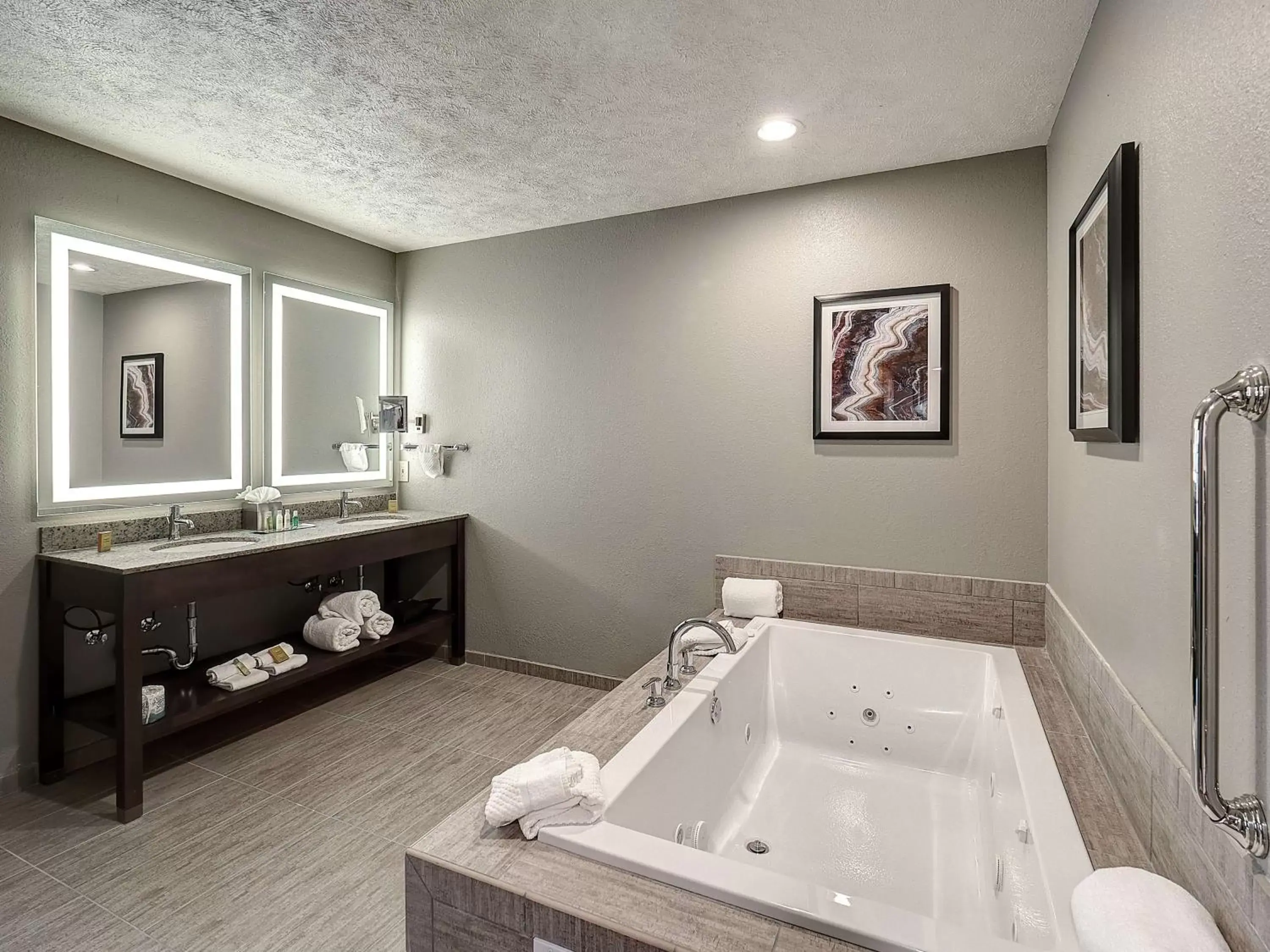 Bathroom in DoubleTree by Hilton Bloomington
