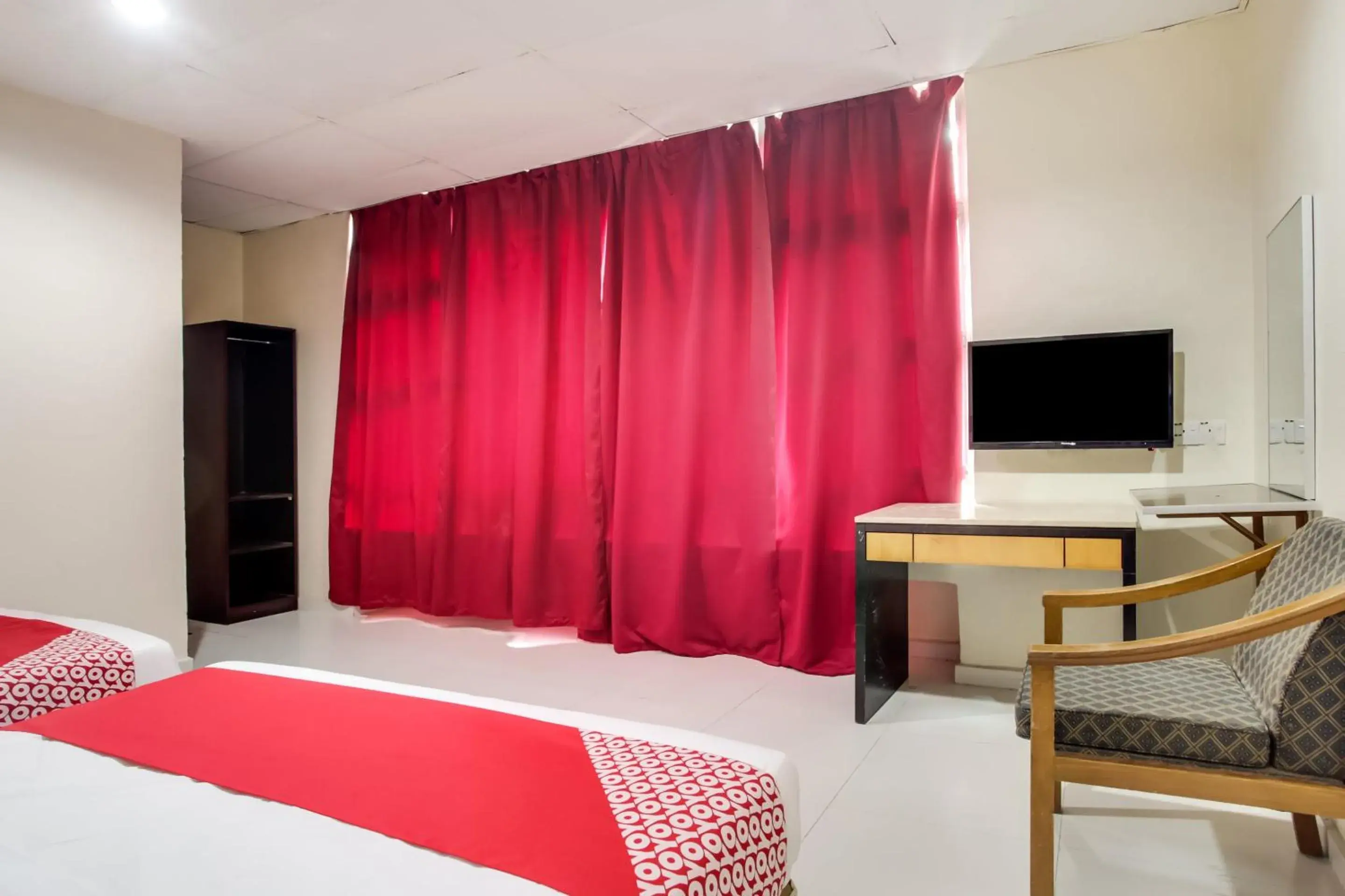 Bedroom, TV/Entertainment Center in Super OYO 89427 Kavanas Hotel Taiping