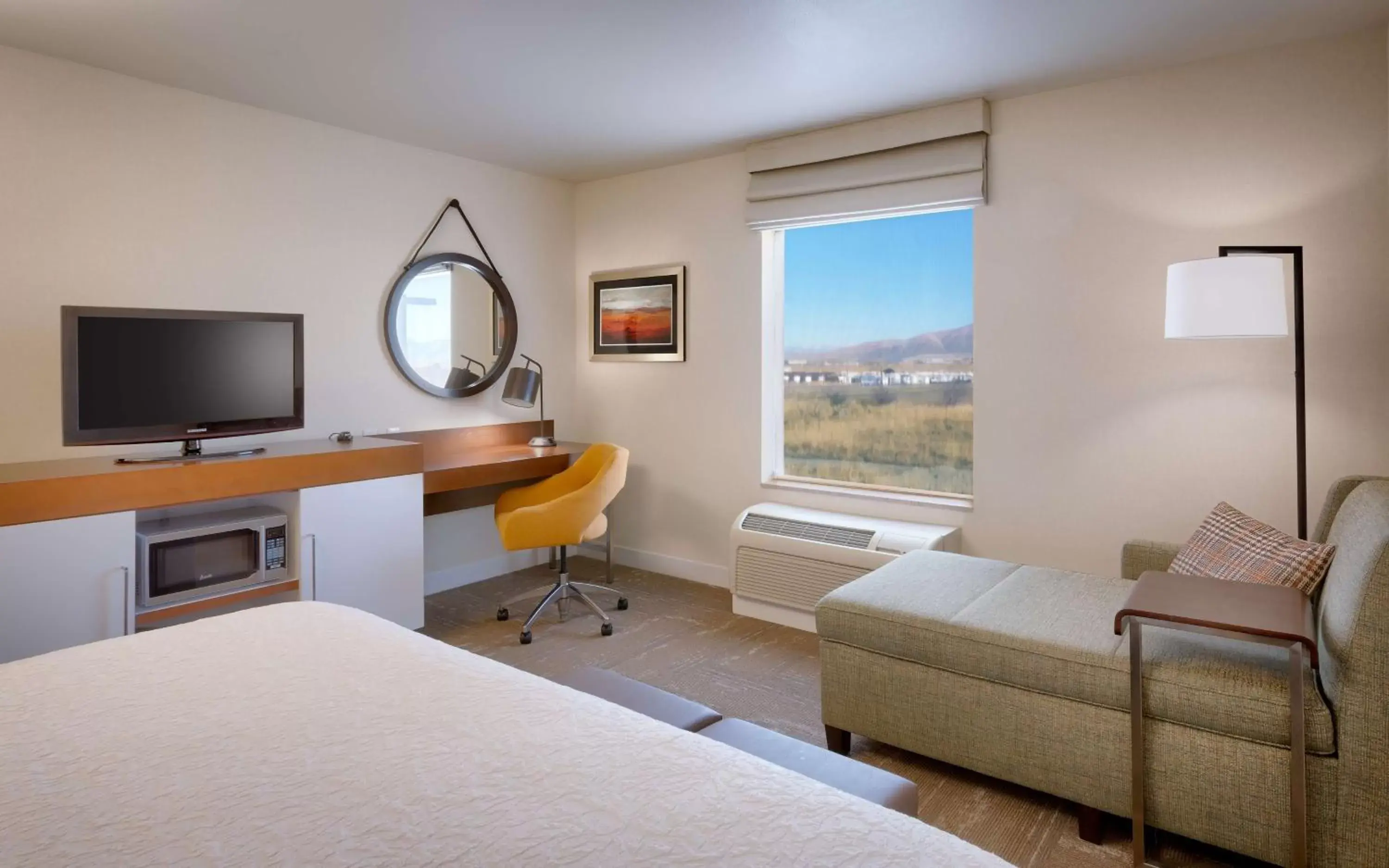 Bedroom, TV/Entertainment Center in Hampton Inn Tremonton