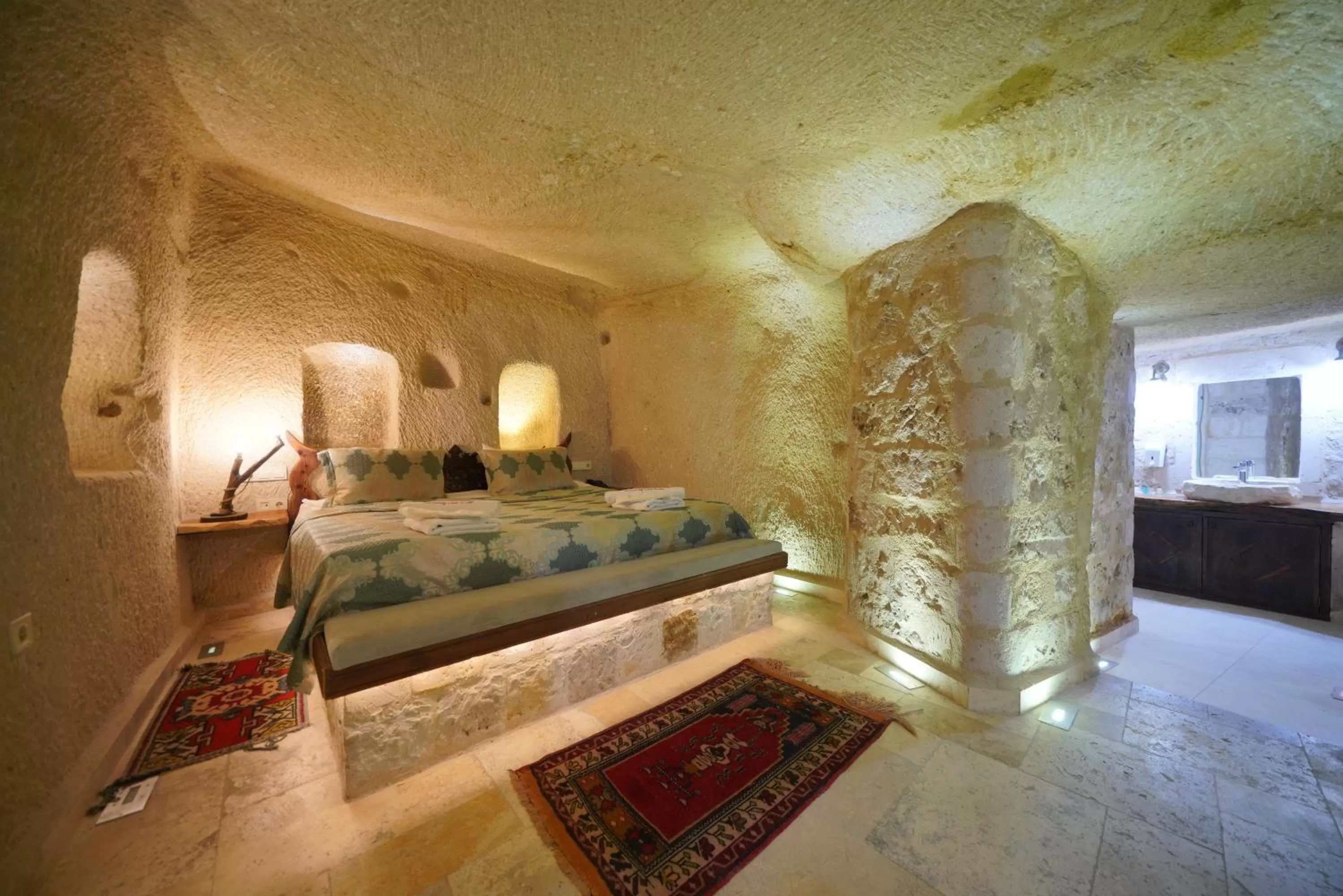 Bedroom, Bed in Shoestring Cave House