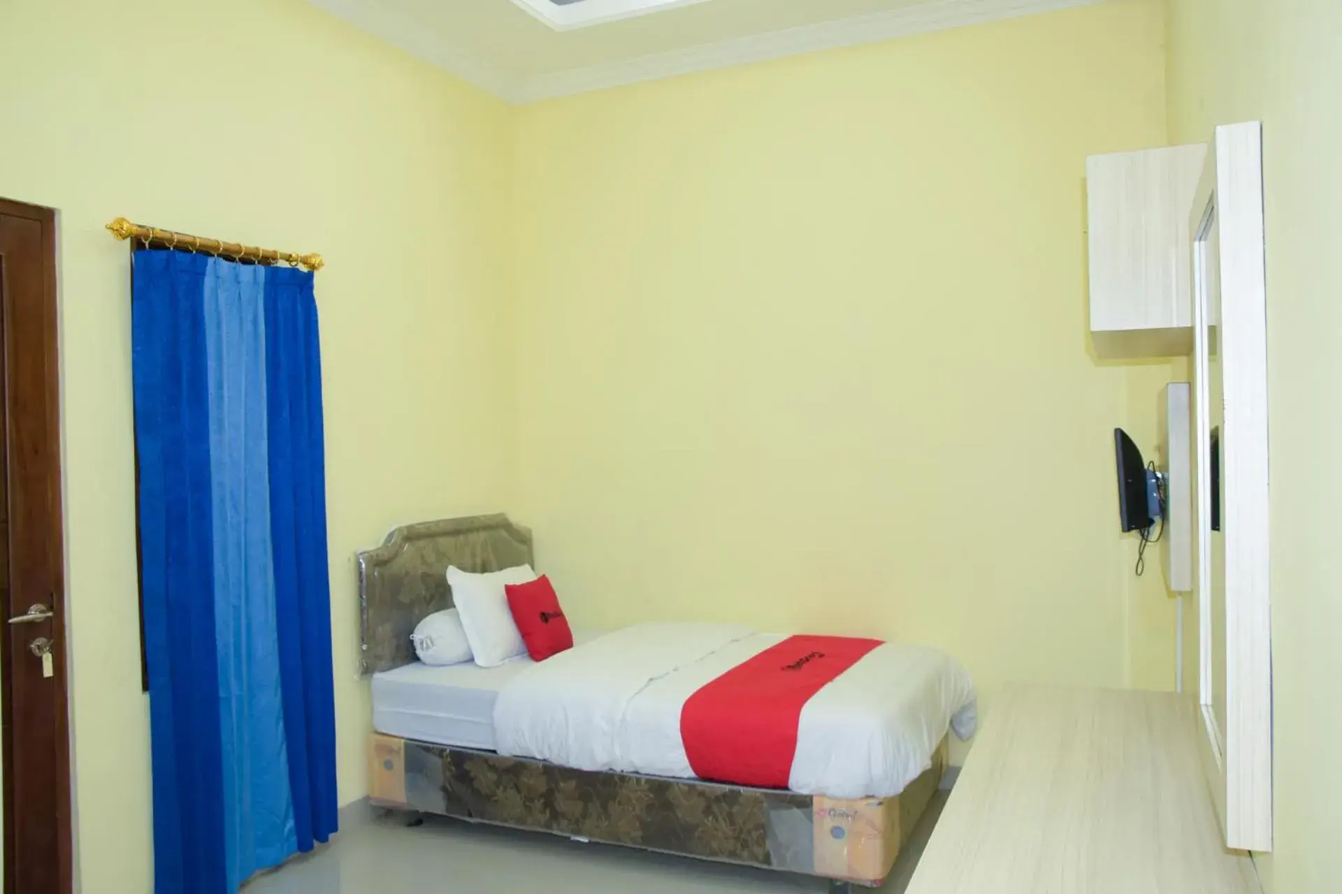 Bedroom, Bed in RedDoorz Syariah near Jogja City Mall 2