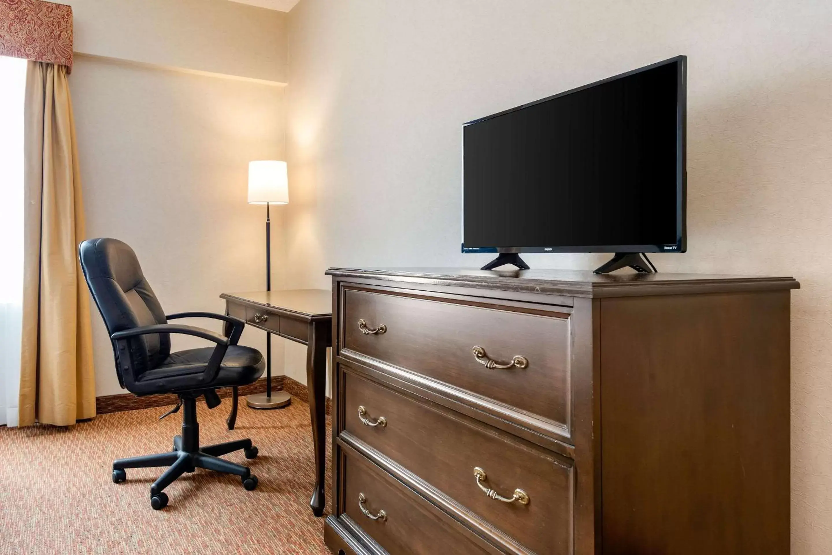 Photo of the whole room, TV/Entertainment Center in Quality Inn Sarnia