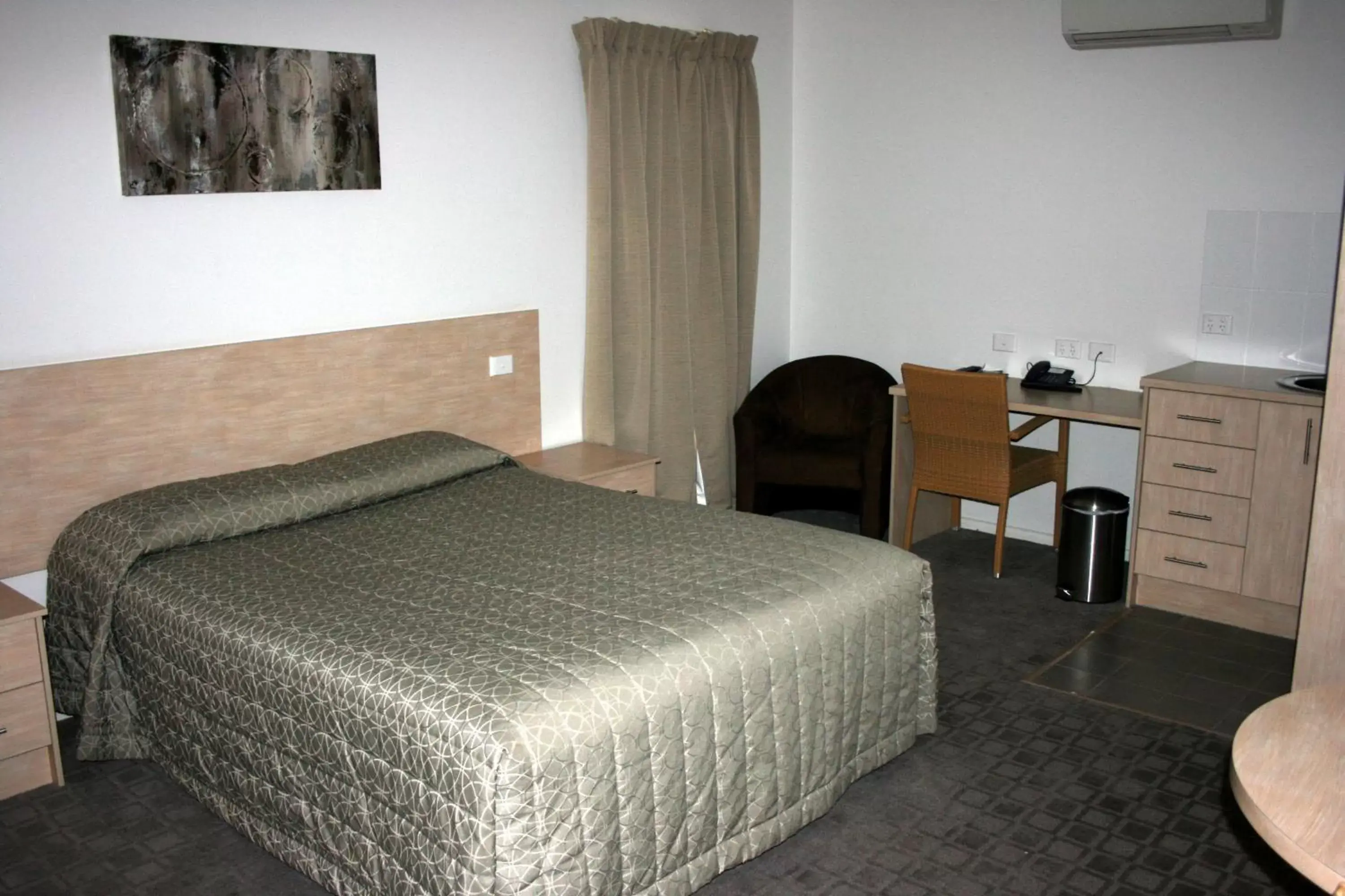 Photo of the whole room, Bed in Mackellar Motel