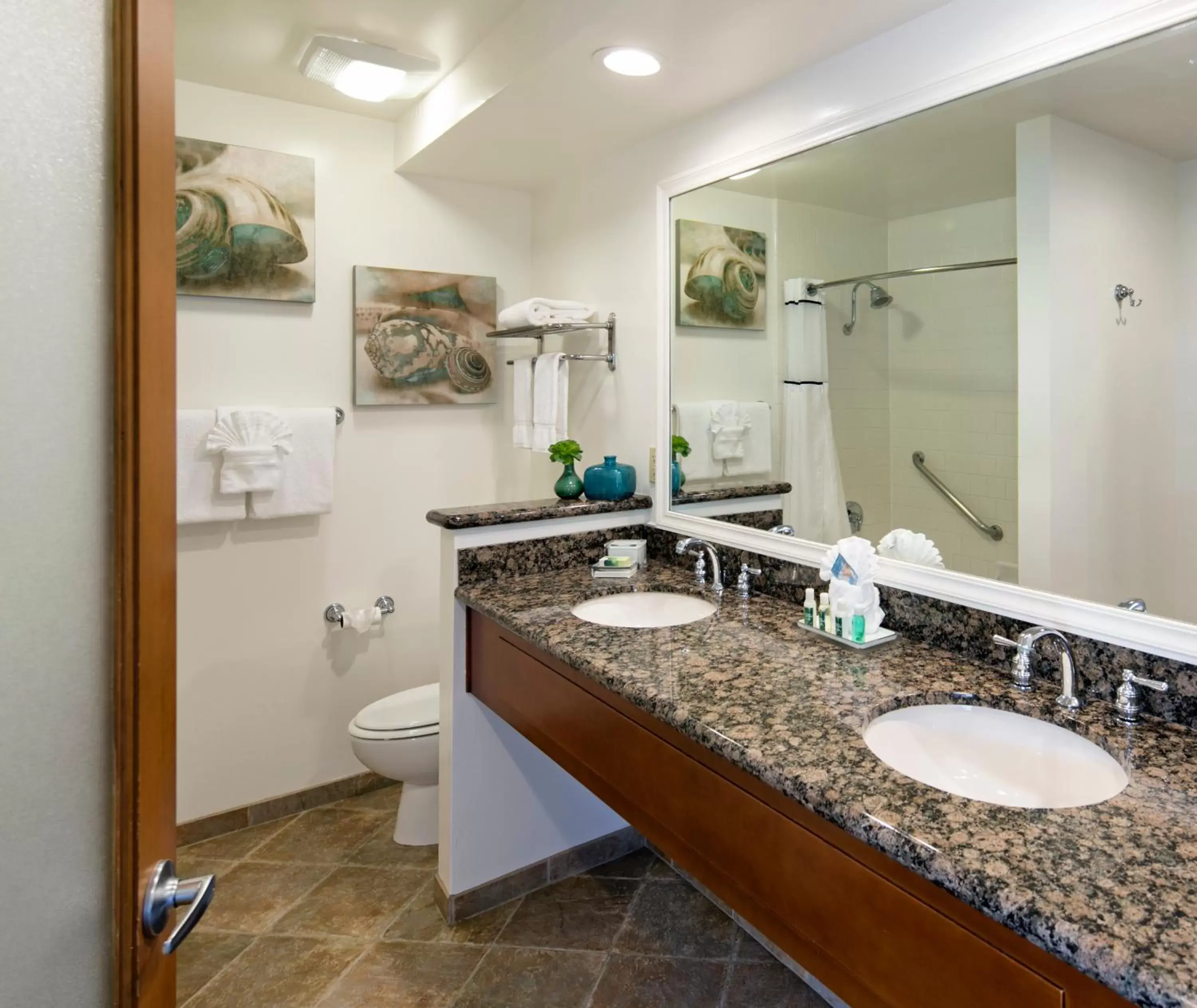 Shower, Bathroom in Shore Cliff Hotel