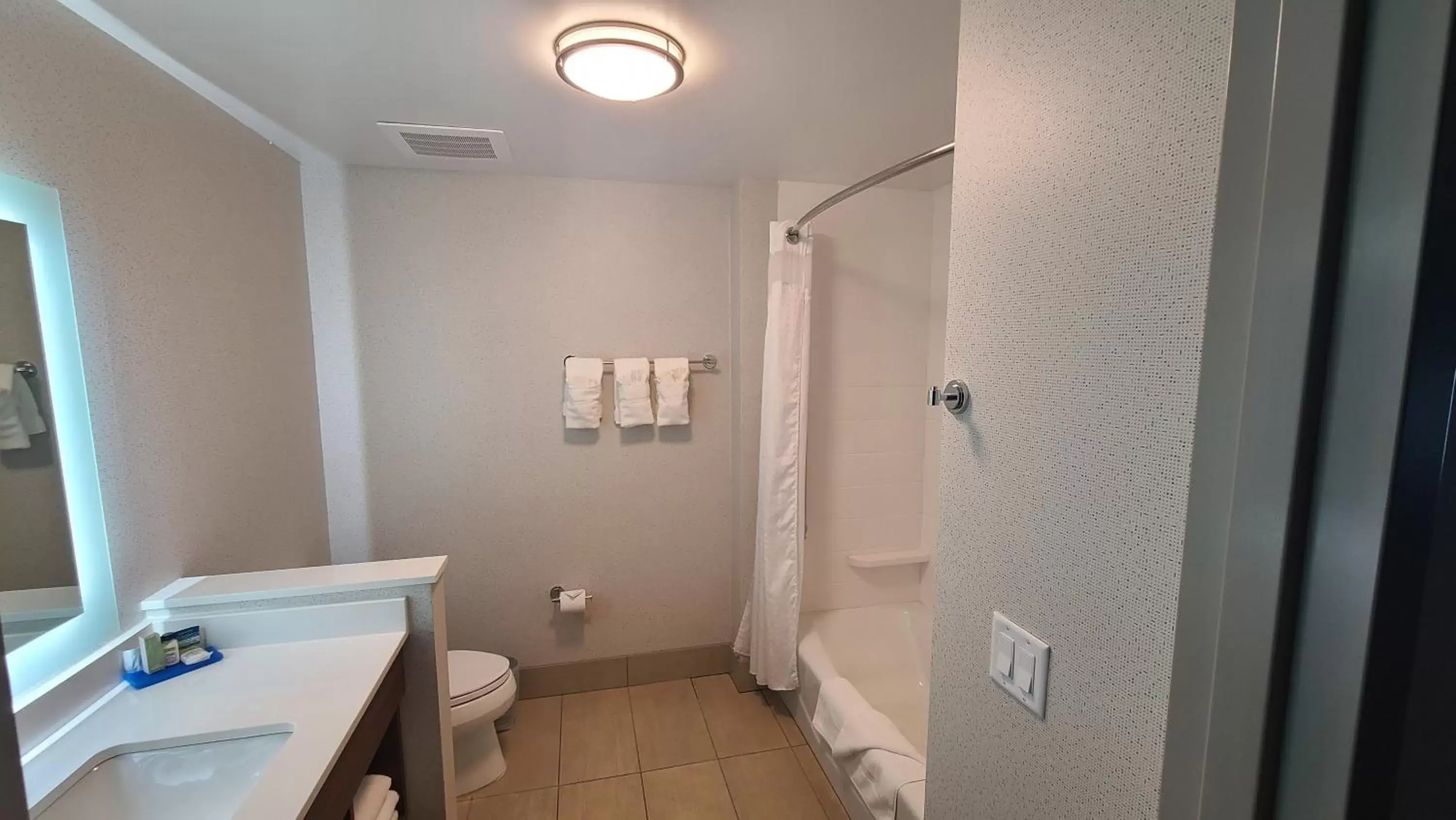 Photo of the whole room, Bathroom in Holiday Inn Express & Suites - Chico, an IHG Hotel