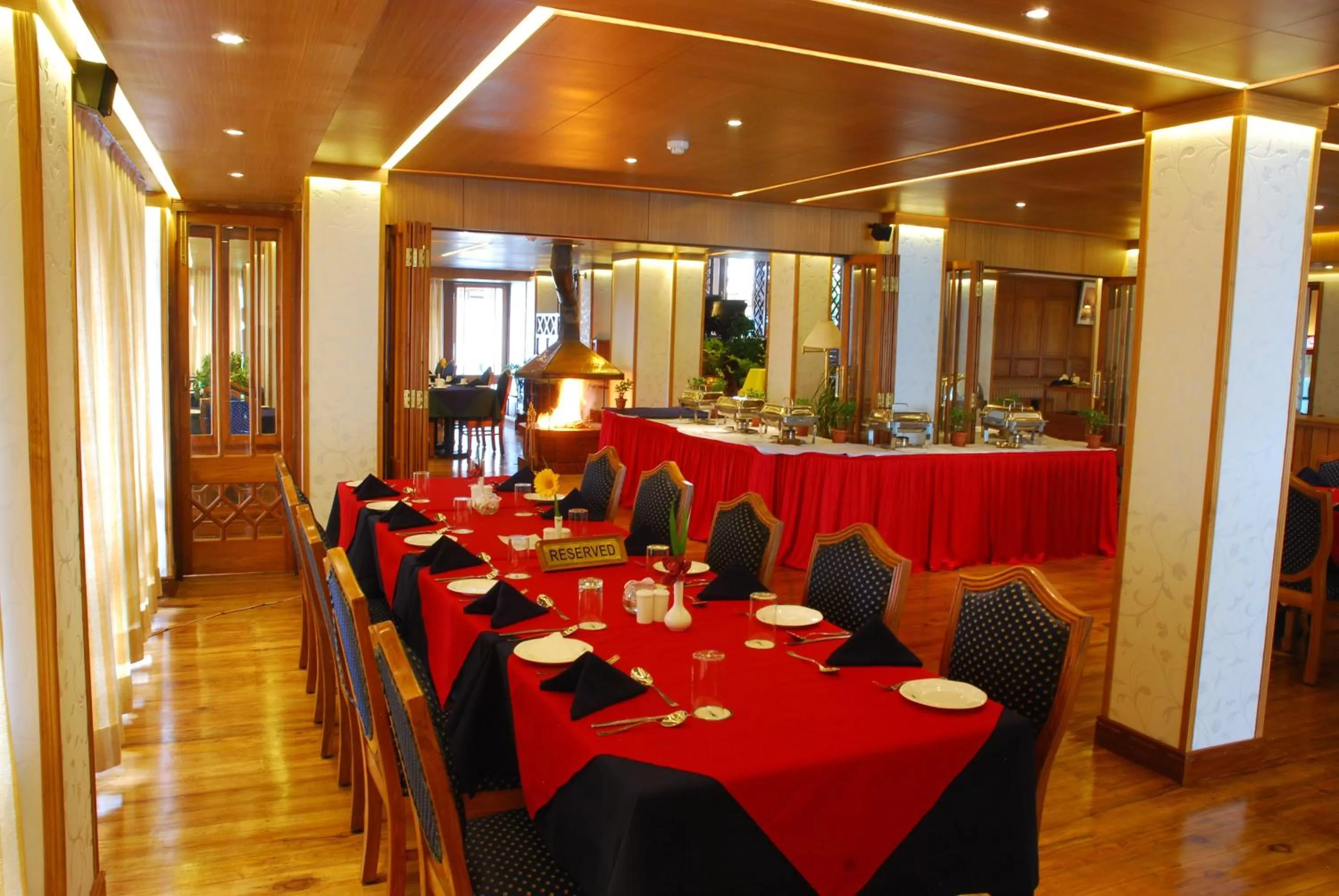 Restaurant/Places to Eat in Cedar Inn