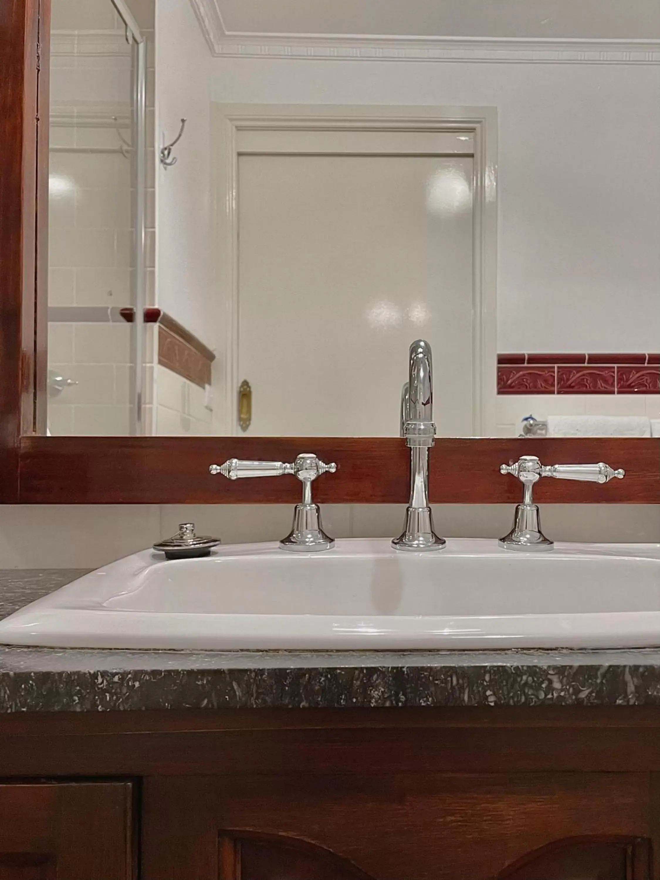 Bathroom in Victoria House Motor Inn